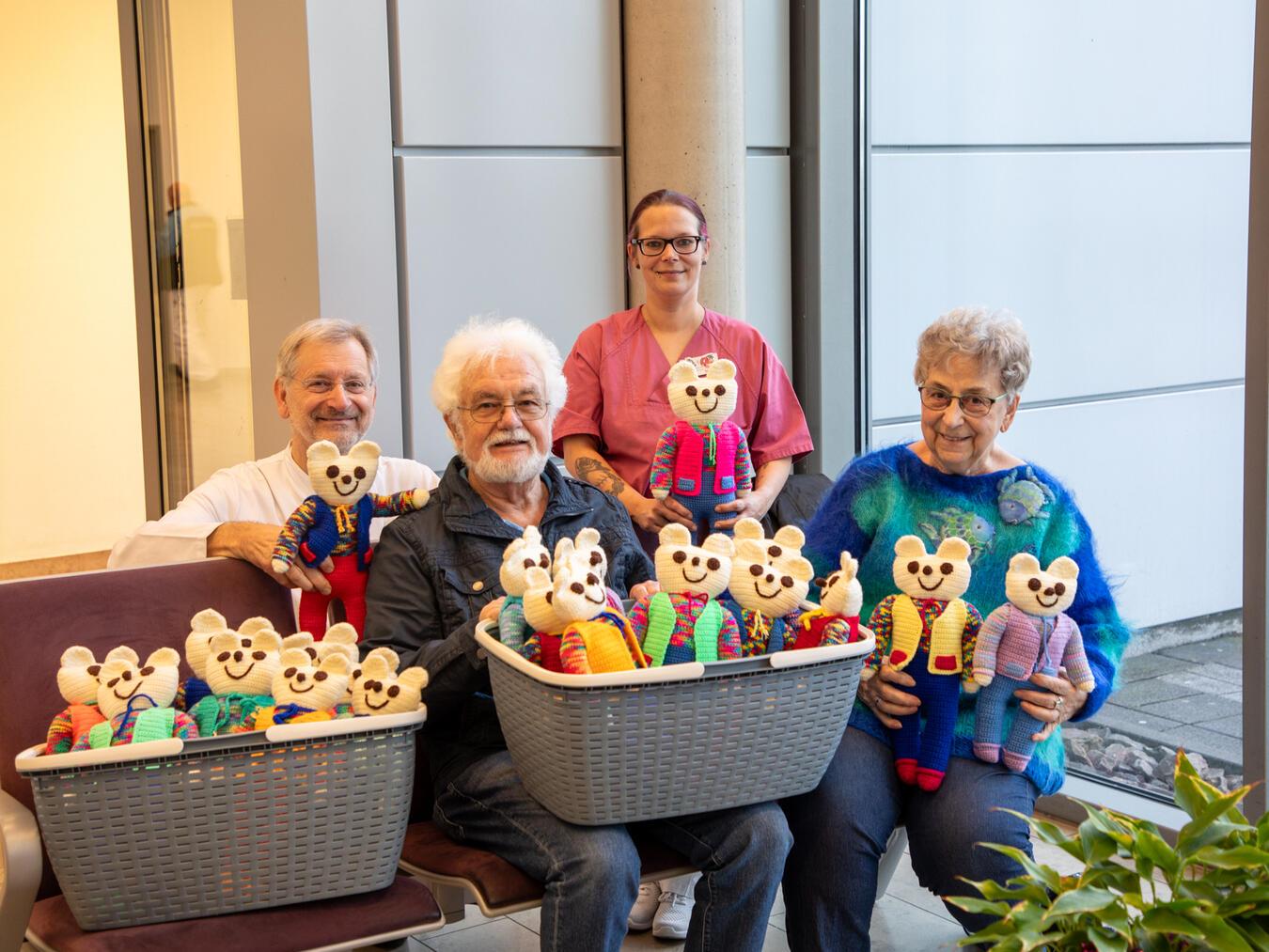Chefarzt Dr. Michael Wallot und Sarah Dettki von der Kinderklinik Bethanien freuten sich über die gespendeten Schmusis des Ehepaars Radermacher aus Issum. Foto: privat
