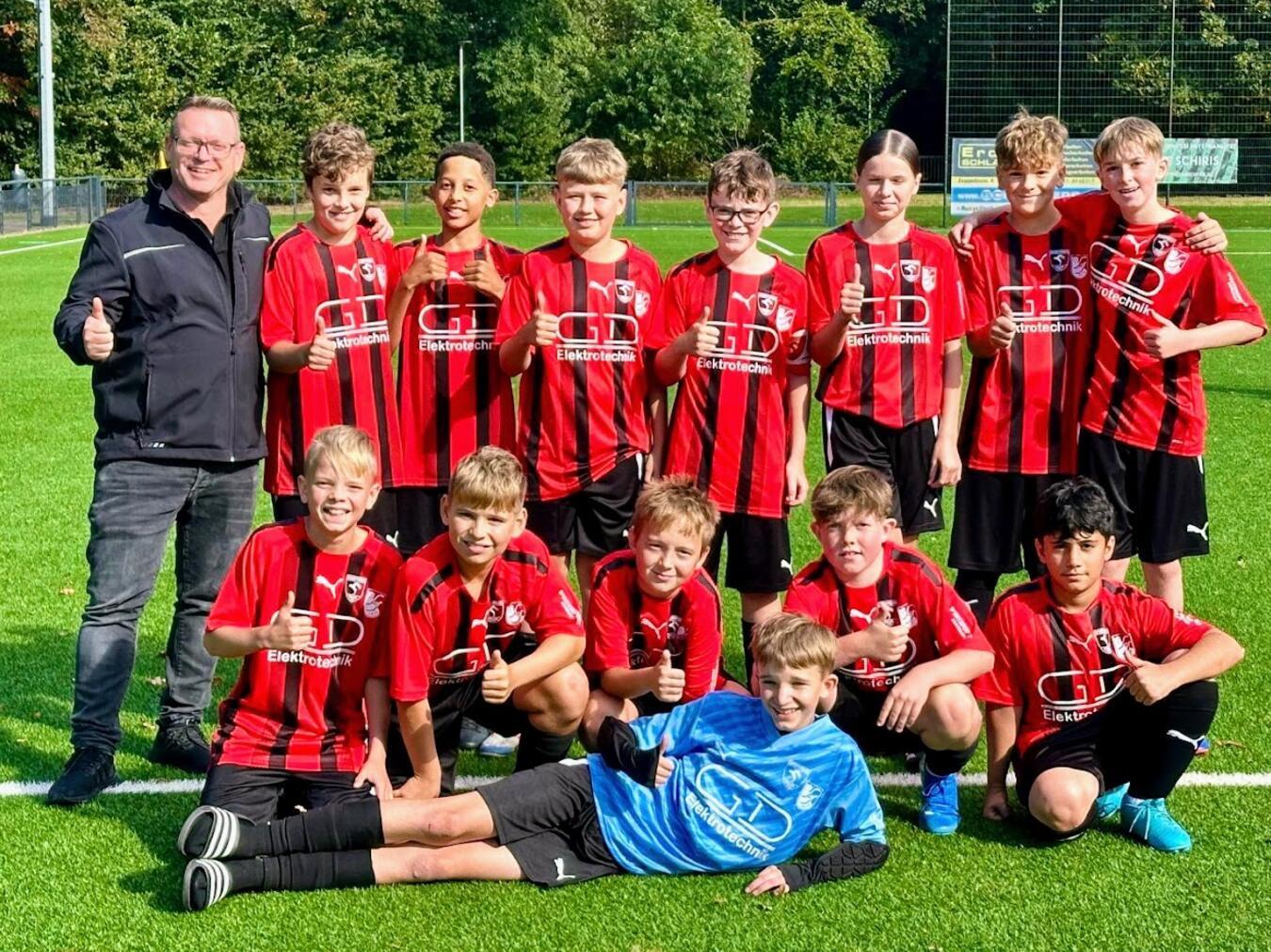 Neue Trikots und Trainingsshirts für die D1 der Jugendsportgemeinschaft JSG Sevelen/Issum Chris Gerards überreichte die neuen Trikots persönlich. Foto: privat
