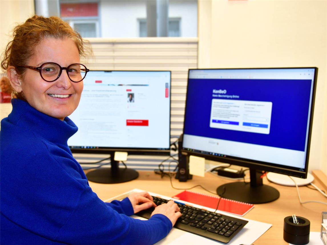 Chris Sachinidou-Gastens, Assistenz in der Schuldnerberatung der Caritas Kleve, bearbeitet die eingehenden Anträge, die über KonBeO online eingehen. Foto: Caritas