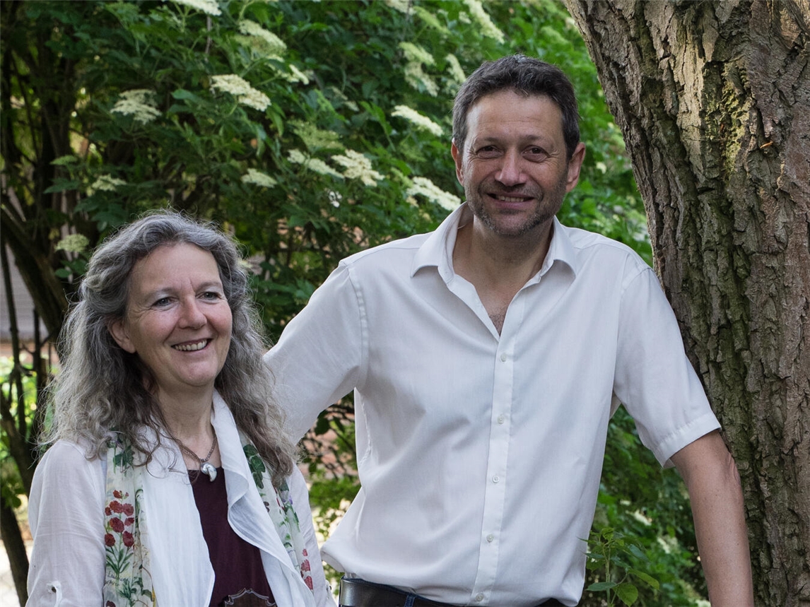 "Christa Schumacher und Rolf Peter Kleinen lächelnd im Freien, Porträtfoto"