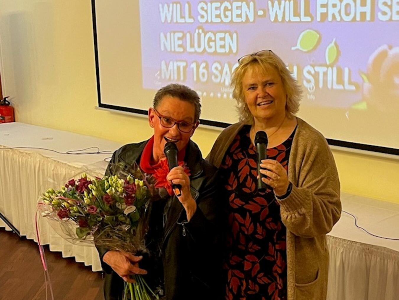 Christa Vergeer (l.) führt durch den Abend und übergibt im Dezember die Spenden mit Manon Loock-Braun für das WDR-Weihnachtswunder. Foto: privat