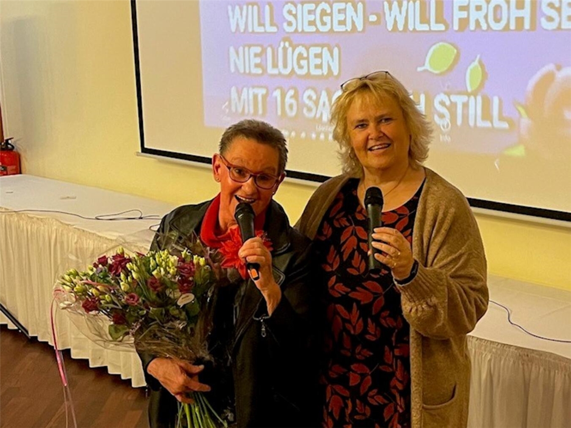 Christa Vergeer (l.) führt durch den Abend und übergibt im Dezember die Spenden mit Manon Loock-Braun für das WDR-Weihnachtswunder. Foto: privat