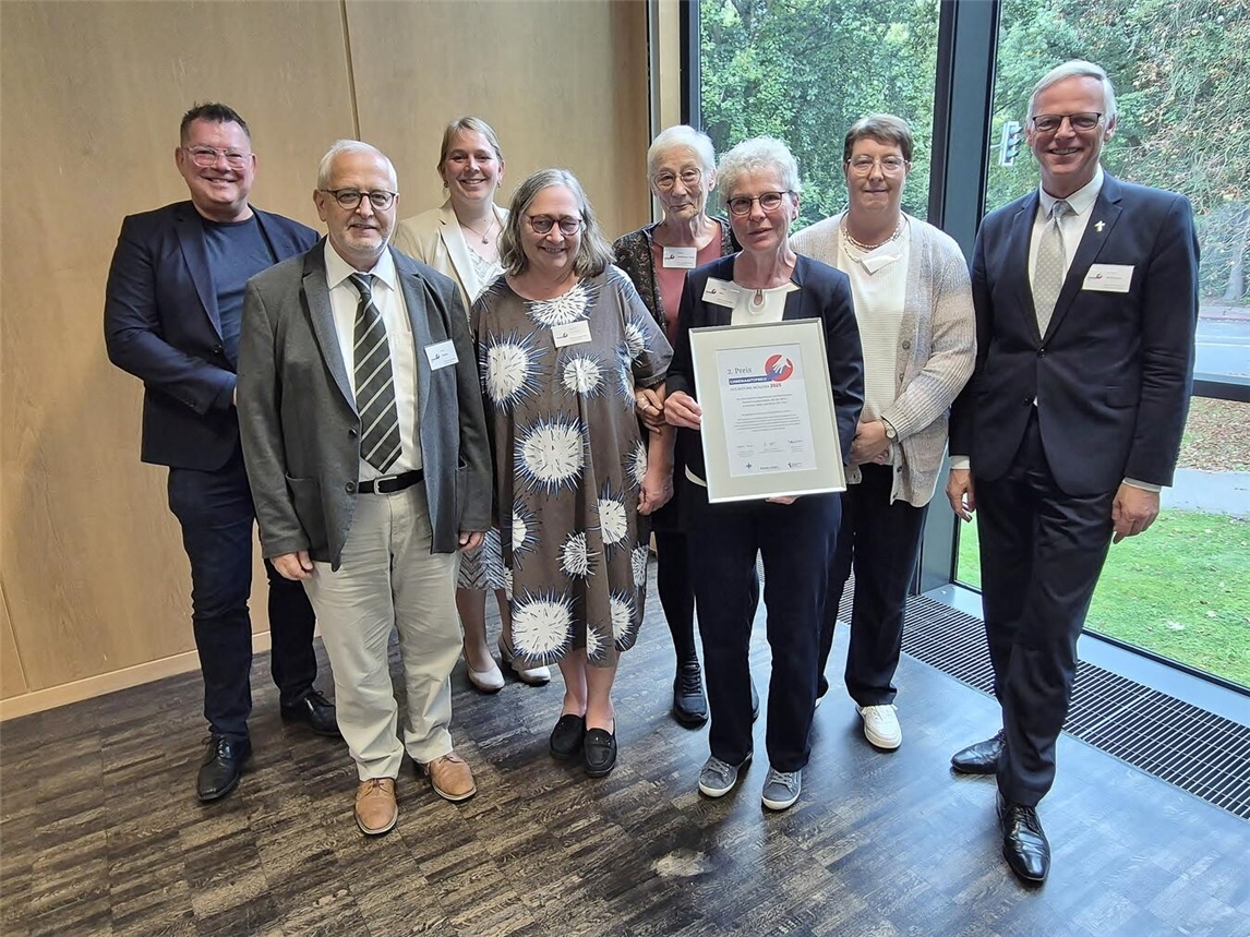 Christel Dicks vom KuK Kevelaer (3.v.r.) nimmt in Münster den Ehrenamtspreis von Generalvikar Klaus Winterkamp (1.v.r.) als ständigem Vertreter des Bischofs in Empfang. Foto:Sozialdienst katholischer Frauen