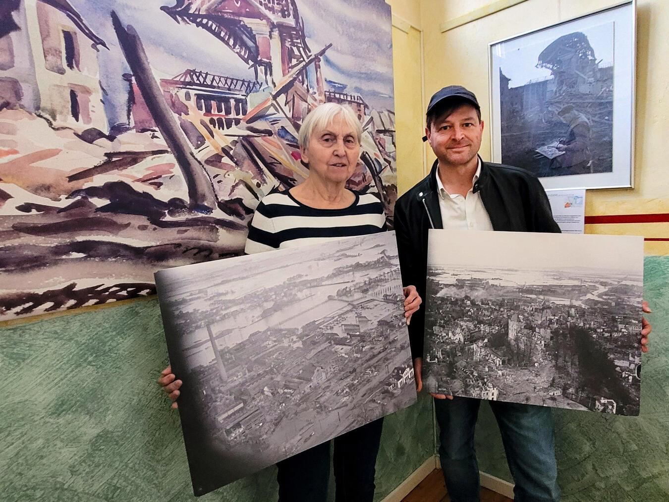 Christel Hüttner, ehrenamtliche Mitarbeiterin, und Frank Mehring, ehrenamtlicher Museumsleiter, mit Gemälde und Fotografien aus dem Canadian War Museum, Ottawa. Foto: Museum Arenacum
