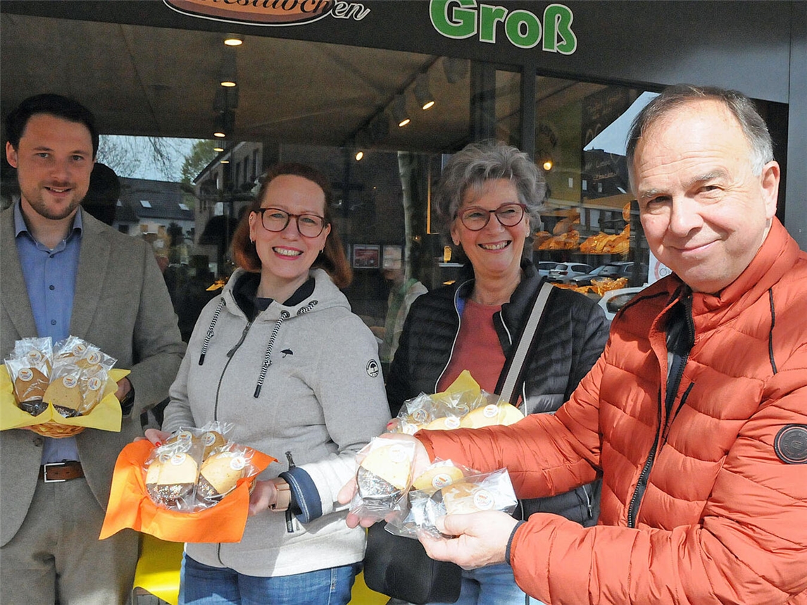 Christian Burokas von der Sparkasse Rhein-Maas in Uedem, Melanie Beba und Petra Verfürth vom gleichnamigen Autohaus in Uedem sowie Heinrich Verhaelen haben etwas Süßes für die Kunden. Fotos: Franz Geib