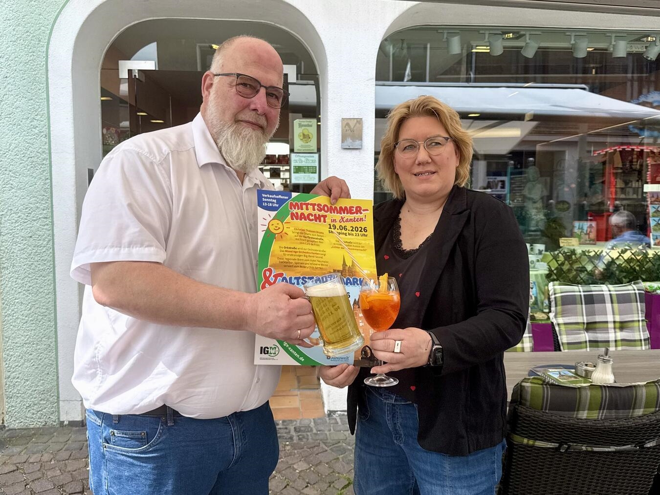 Christian de Fries (l.) und Nicola Lümmen (r.; beide IGX) stoßen schonmal auf ein bevorstehendes schönes Wochenende an. NN-Foto: SP