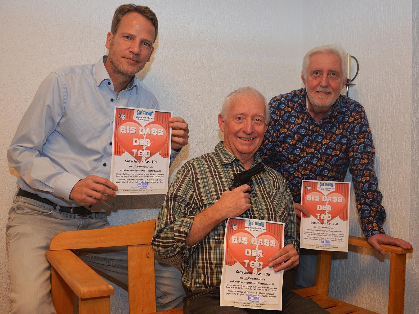 Christian Grune, Jürgen Kluth und Dieter Kluth (v.l.) mit den Gutscheinen. Foto: Son‘Theater