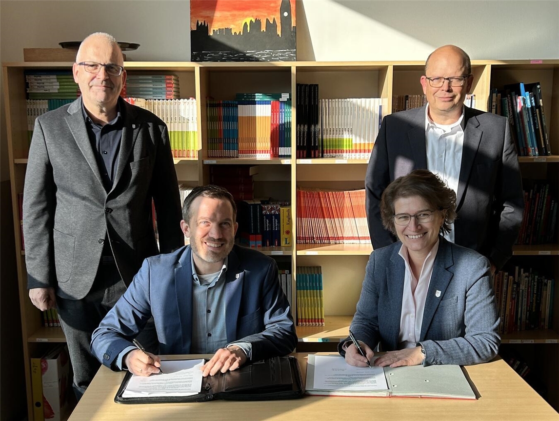 Christian Hinkelmann, Bernd Kuse, Iris Itgenshorst und Frank Kittelmann (v.l.n.r.) bei der Vertragsunterzeichnung.Foto: Stadt Straelen