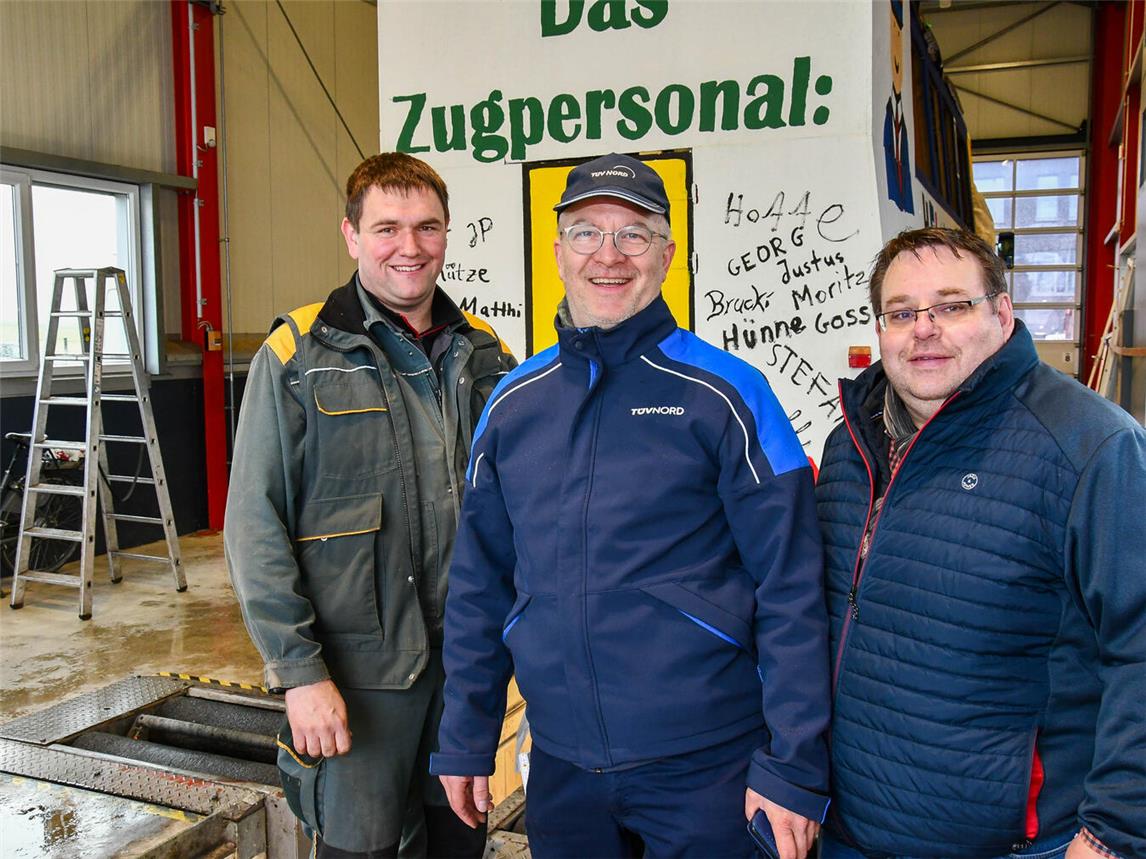 Christian Hunzelar, Michael van den Boom und Dieter Kalbfleisch (v.l.) freuen sich über die gute Zusammenarbeit des TÜV mit den Karnevalisten der Queekespiere und den Wagenbauern. Fotos: Christian Breuer