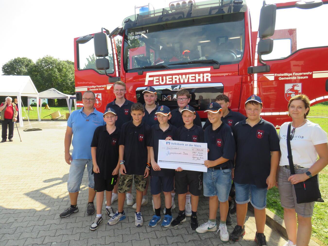 Christian Laakmann (stellvertretender Vorsitzender des Personalrates der Gemeinde Issum), Marius Delbeck (hinten), Mitglieder der Jugendfeuerwehr Issum und Angela Maes (Vorsitzende des Personalrates der Gemeinde Issum) bei der Spendenübergabe. Foto: Gemeinde Issum