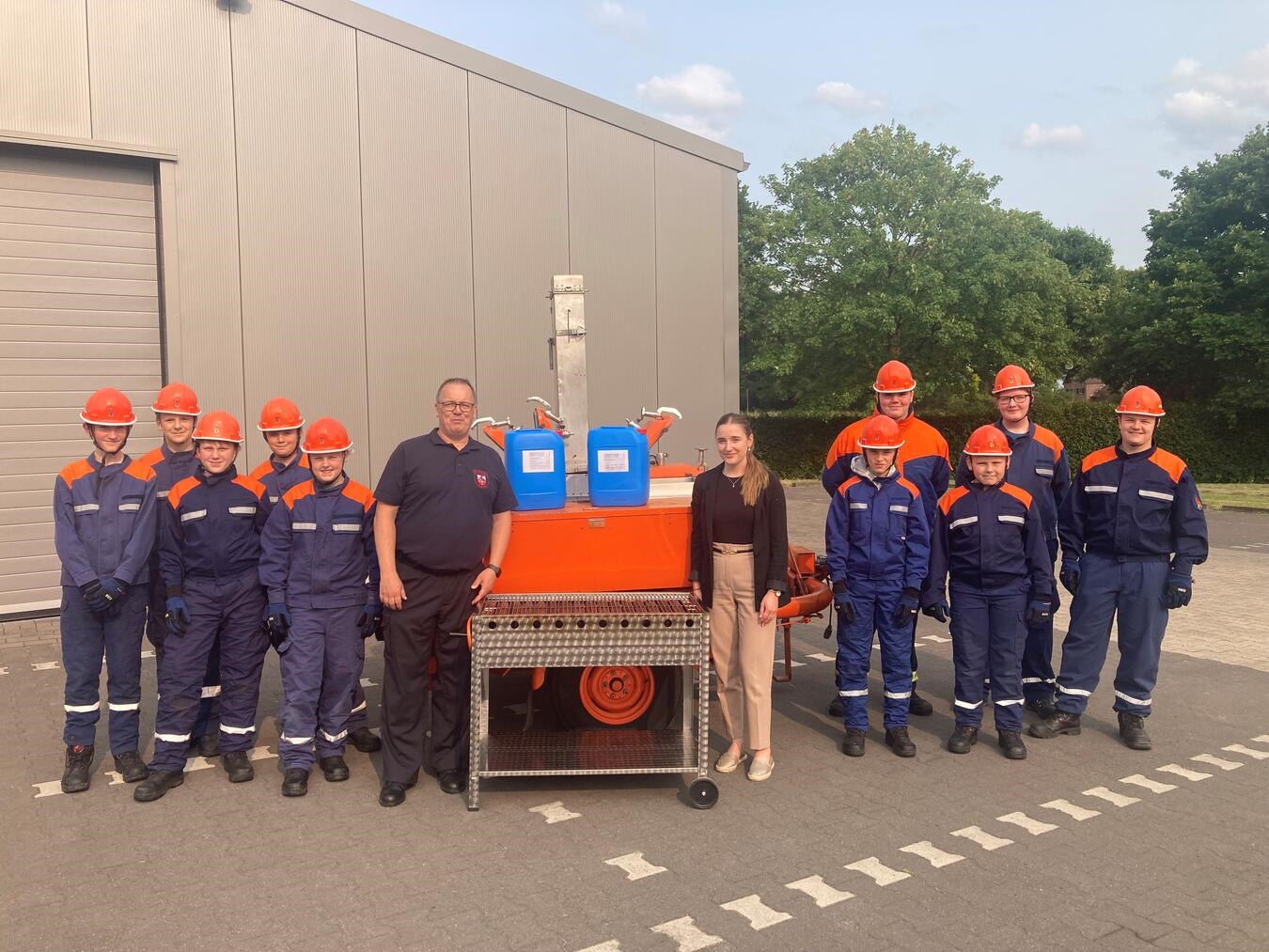 Christian Laakmann und die Issumer Feuerwehr bedanken sich bei Volksbank-Geschäftsstellenleiterin Sophia Stenmans für die Unterstützung bei der Wartung. Foto: Feuerwehr Issum