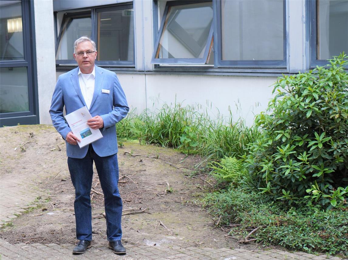 Christian Lanz, Pflegedirektor im St.-Clemens-Hospital, steht im Innenhof der Geriatrie, der als „Demenzgarten“ im Rahmen eines spendenfinanzierten Projektes umgestaltet werden soll.Fotos: St.-Clemens-Hospital