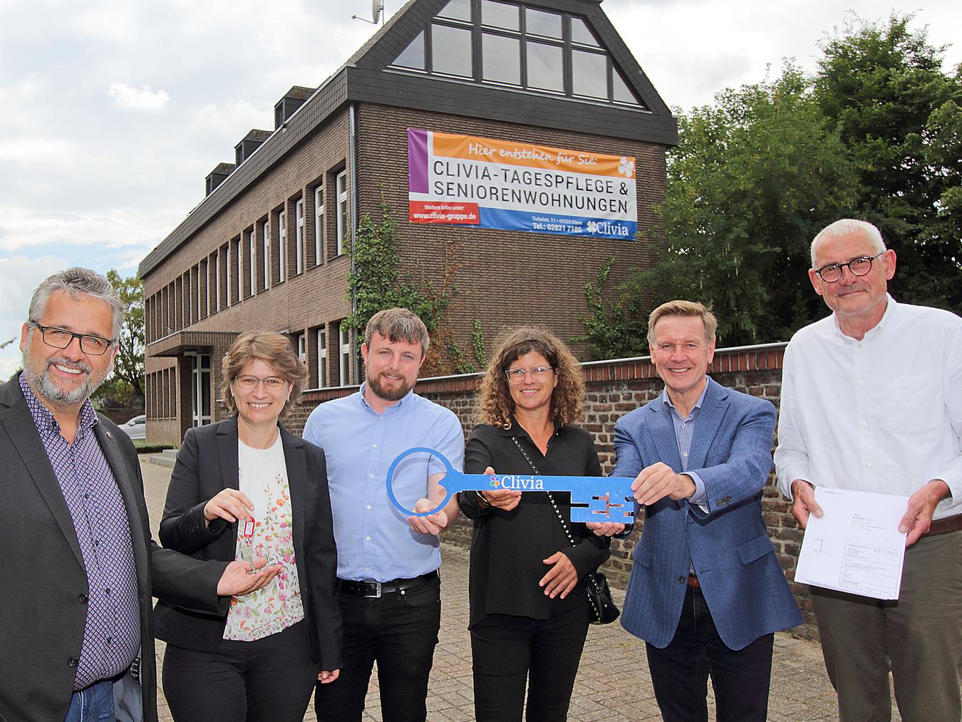 Christian Nitsch, Iris Itgenshorst, Niklas Huth vom Kirchenvorstand, Pflegemanagerin Dagmar de Laak, Bürgermeister Dirk Möcking und Architekt Peter Franke (v.l.n.r.) bei der Schlüsselübergabe in Aldekerk.NN-Foto: Theo Leie