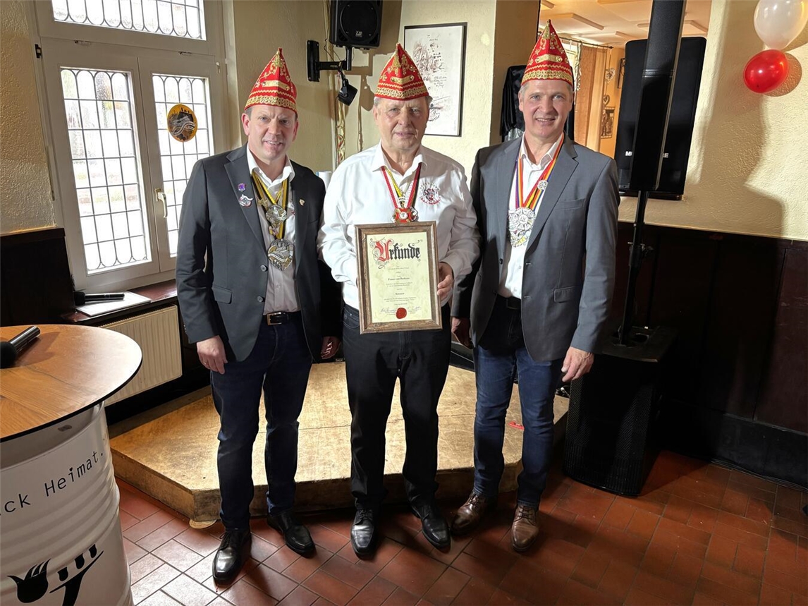 Christian Pennekamp (1. Vorsitzender), Franz van Berkum (Senator) und Achim Verrieth (Sitzungspräsident). Foto: Achim Elbers