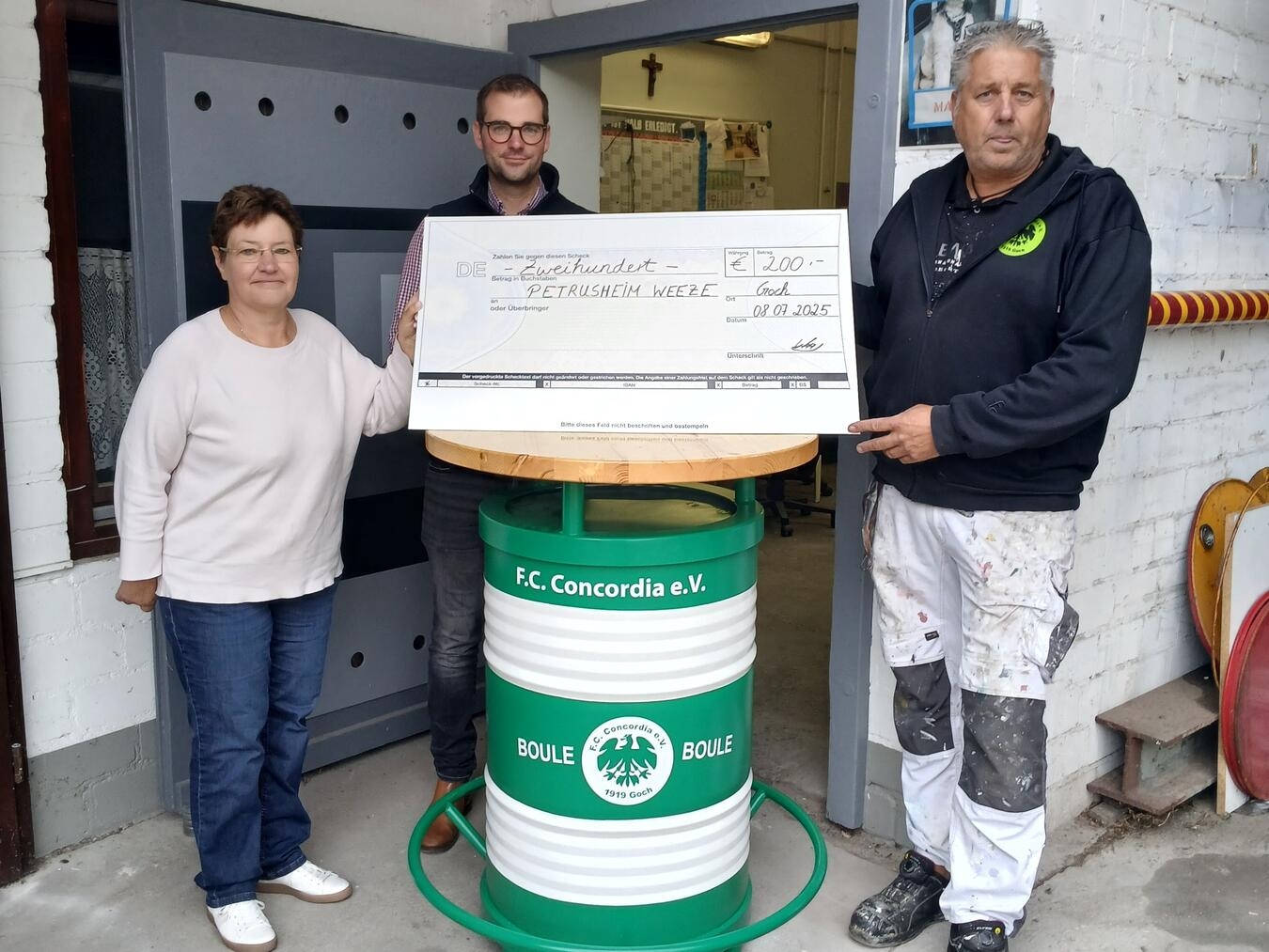 Christian Rothgang und Bouleleiter Uwe Peters übergaben gemeinsam an Martina Maaßen den Spendenscheck. Foto: privat