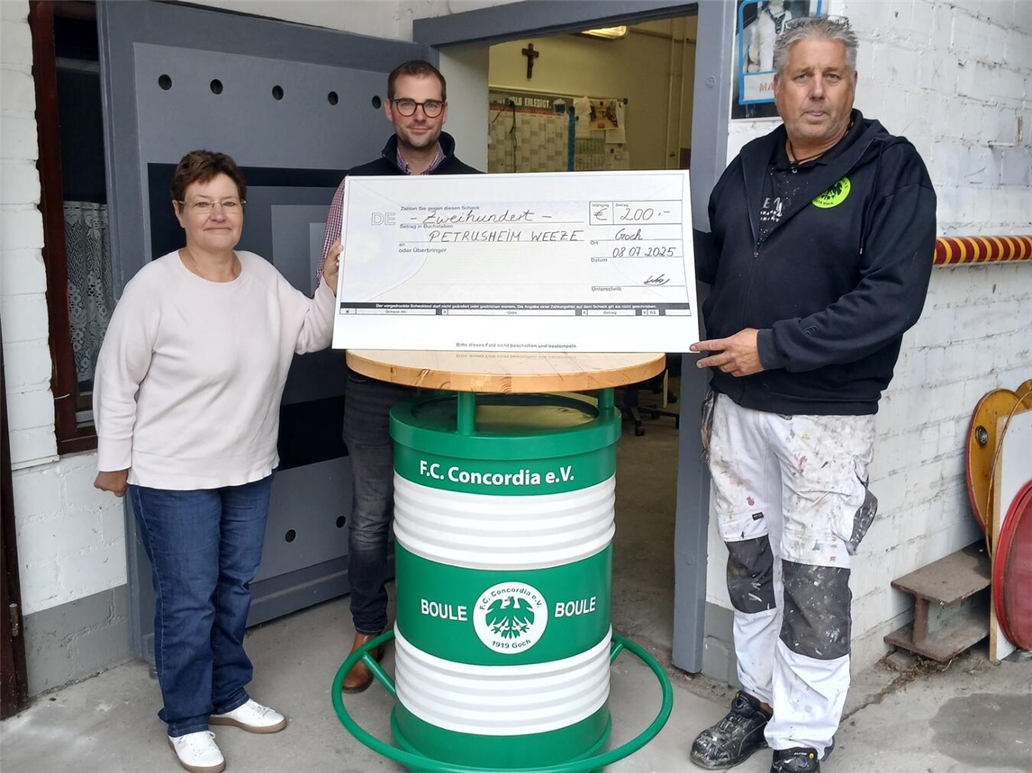 Christian Rothgang und Bouleleiter Uwe Peters übergaben gemeinsam an Martina Maaßen den Spendenscheck. Foto: privat