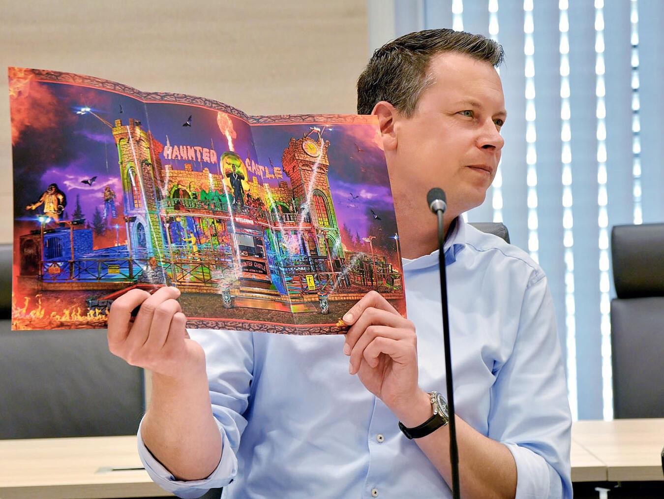 Christian Seißer ist in Kleve nicht nur für Sicherheit und Ordnung zuständig, sondern nimmt auch die Kirmes-Beschicker unter Vertrag. NN-Foto: Rüdiger Dehnen