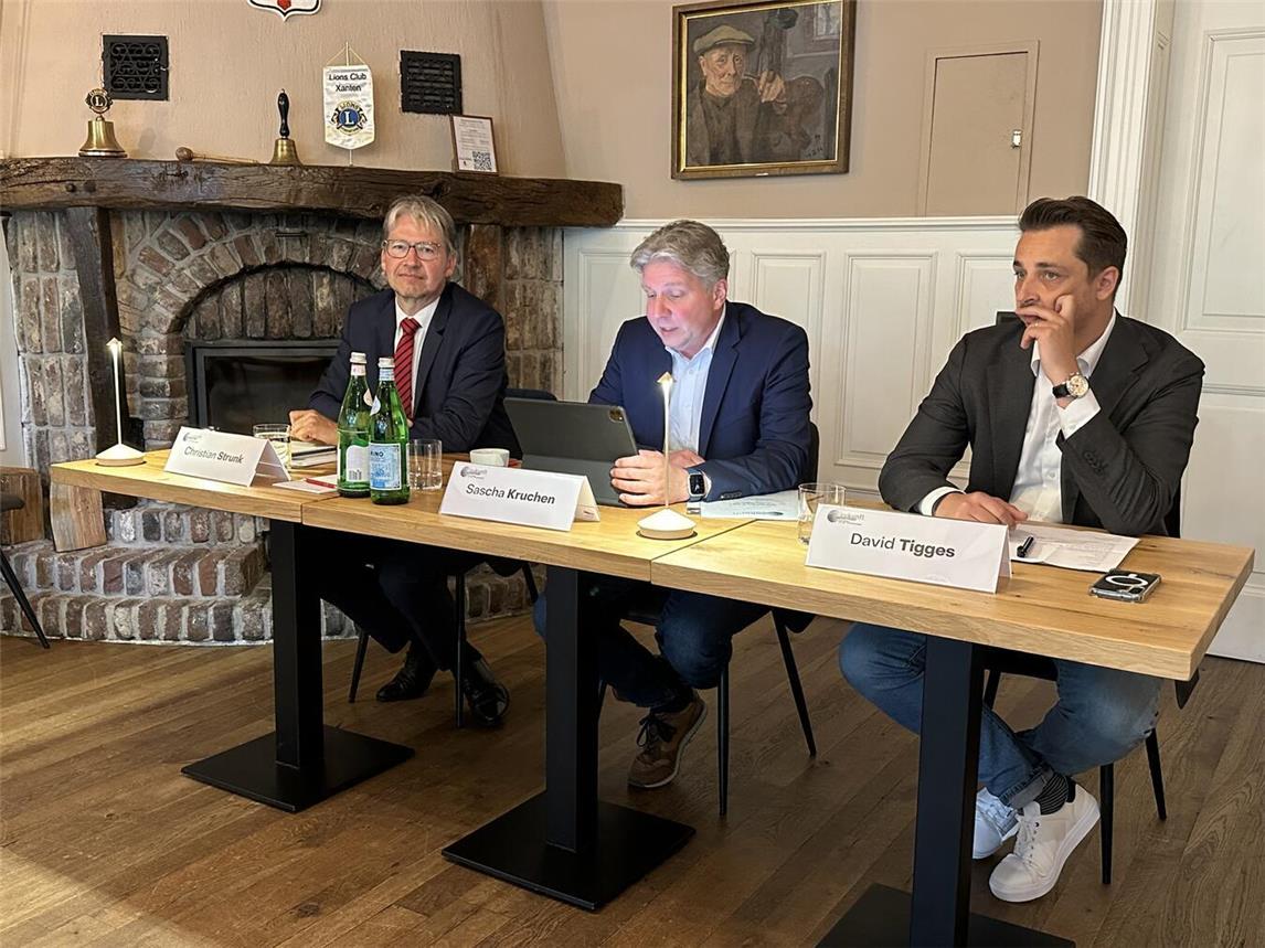 Christian Strunk (Geschäftsführer des Kies-Unternehmens Hülskens, Sascha Kruchen („Zukunft Niederrhein“ und David Tigges (Mitglied der Geschäftsführung des Kies-Unternehmens Teunesen; v.l.) informierten im Pressegespräch. NN-Foto: SP