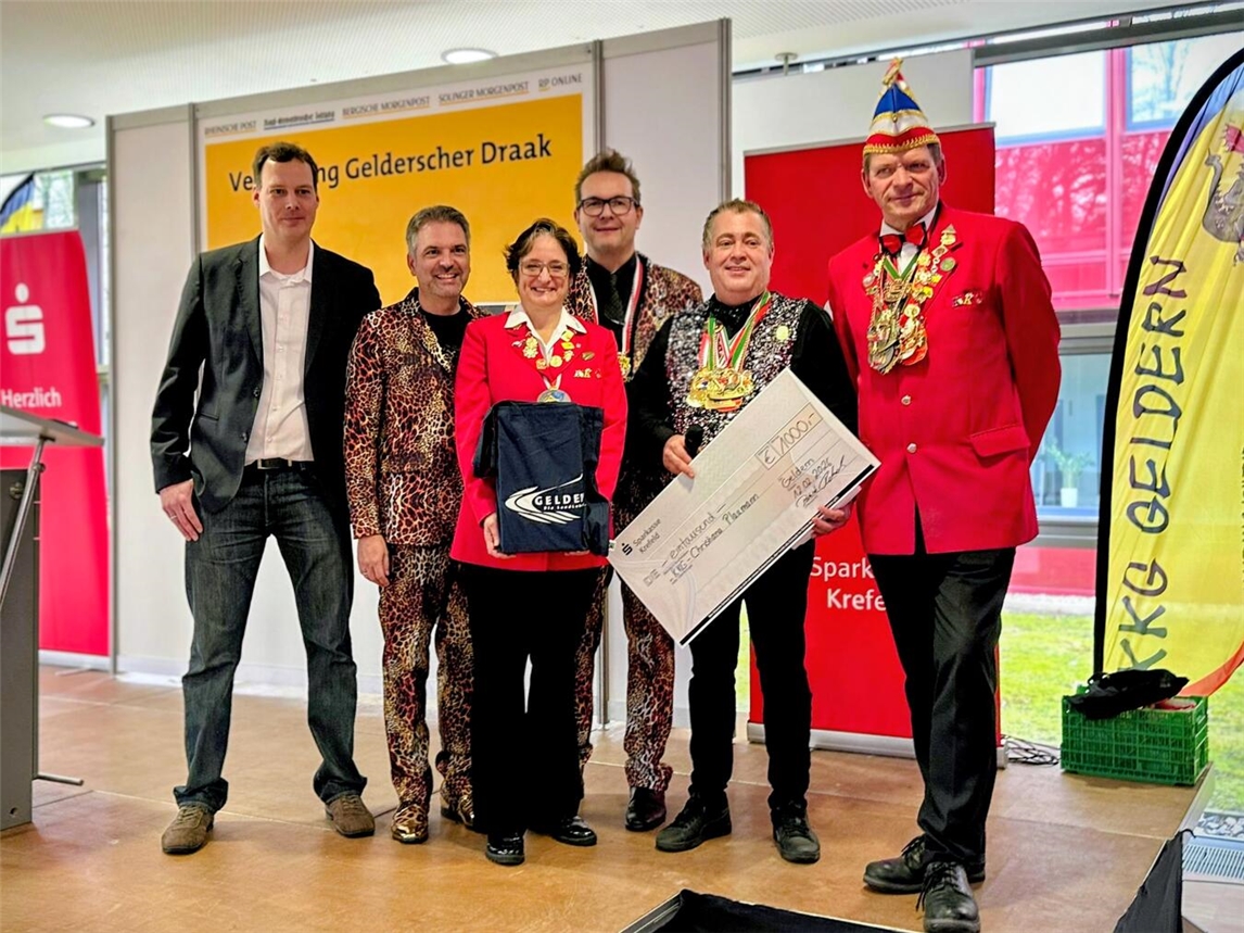 Christiana Plaumann erhält den Ehrenamtspreis „Geldersche Draak“. Auch im Bild: (V.l) Martin van der Pütten (RP), Patrick Tekock (Sparkasse), Bürgermeister Sven Kaiser, Patric Kühnen und Markus Schaetzky (Beide KKG). Foto: Stadt Geldern / Dana Gosens