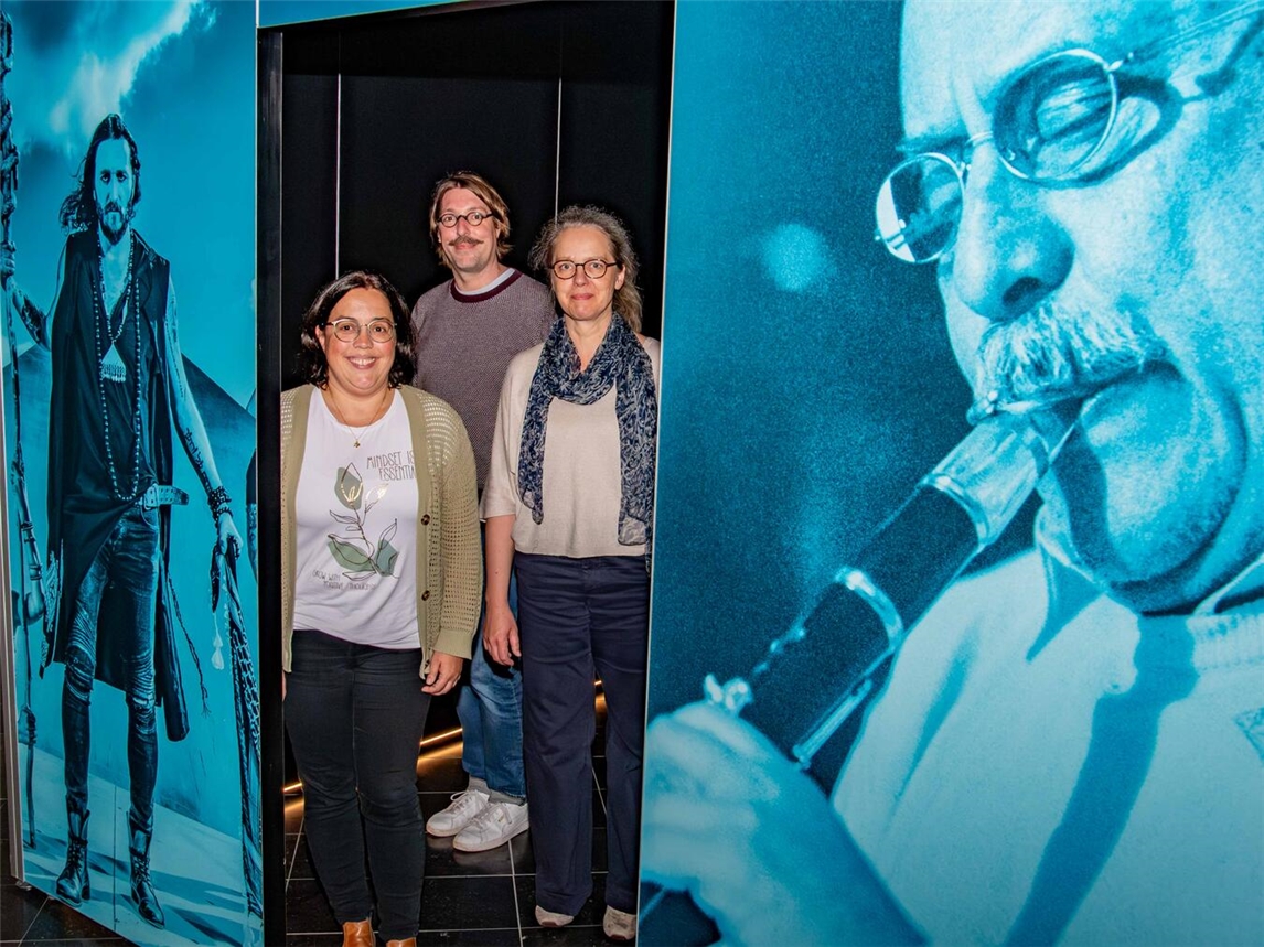 Christiane Flüchter, Thomas Hensolt und Claudia Kienzle (v.l.) sind von den begehbaren Würfeln, die im Xantener Dom aufgestellt sind, begeistert. Foto: Bischöfliche Pressestelle / Christian Breuer