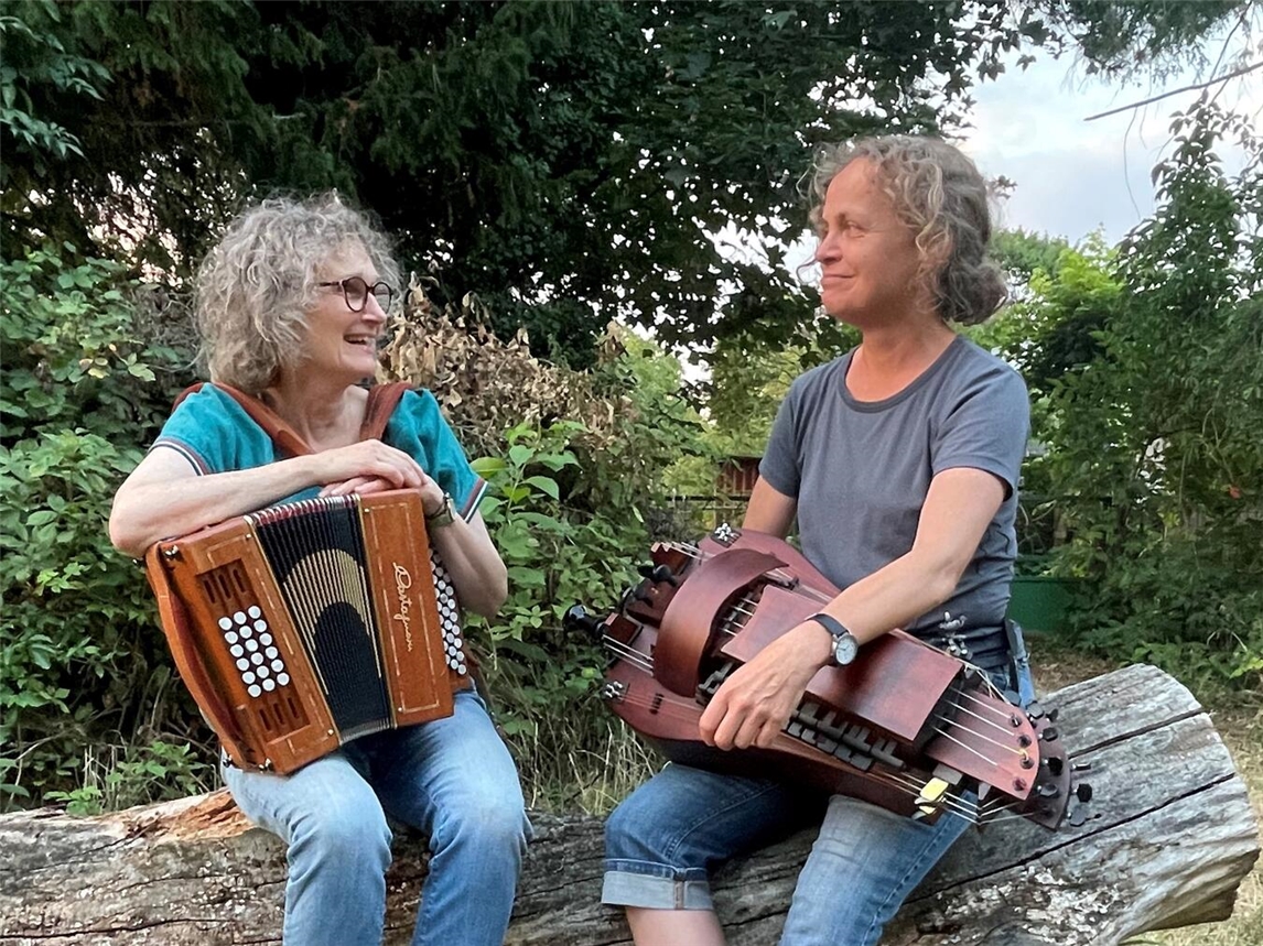 Christiane Meis-Schrörs (diatonisches Akkordeon, Ukulele) und Petra Weirauch (Drehleier, Piano, Gesang) sind am Sonntag, 1. Februar, zu Gast im Haus Ingenray.Foto: privat