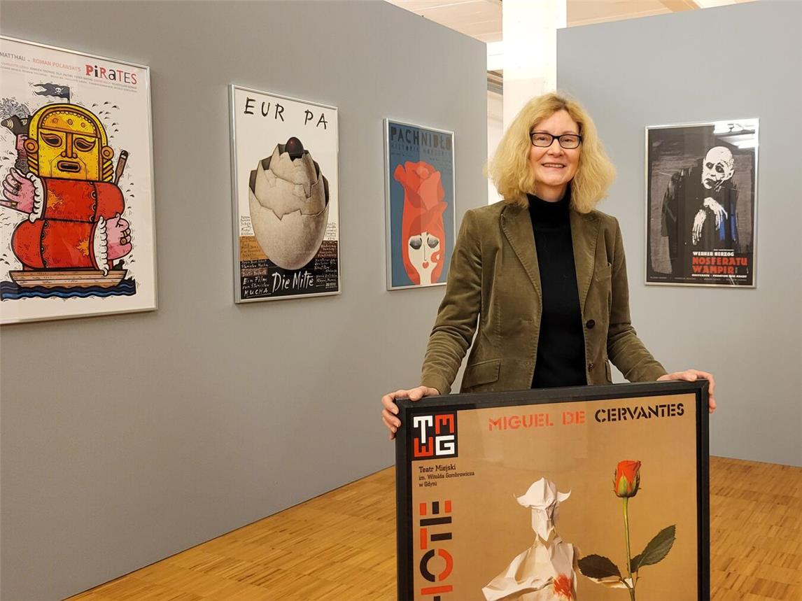 Christiane van Haaren hat eine Auswahl von 100 Plakaten getroffen, die ab sofort im PAN zu sehen sind. NN-Foto: MB