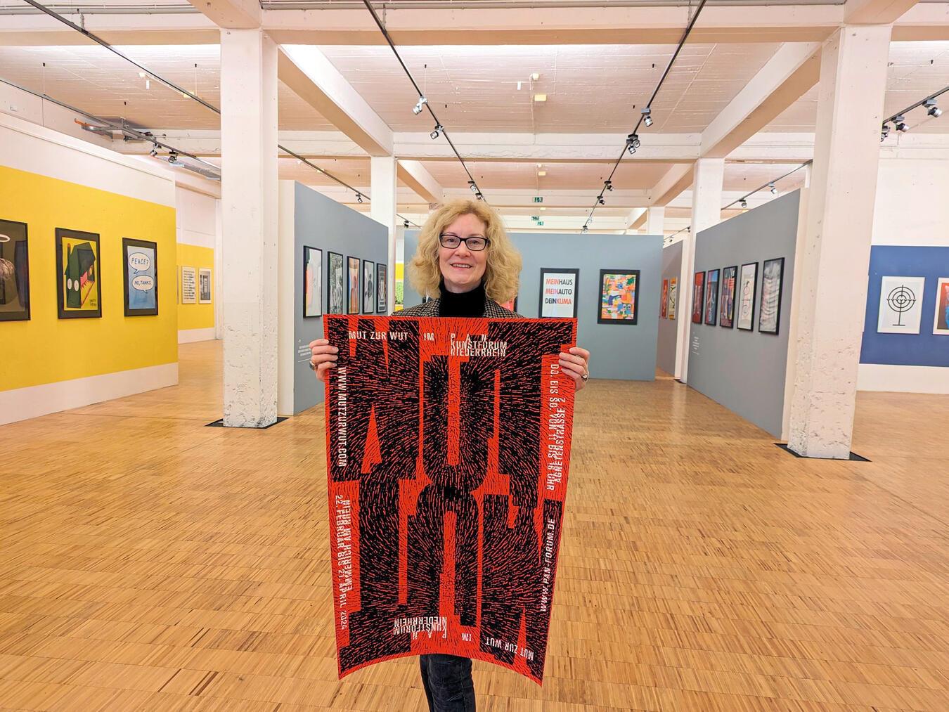 Christiane van Haaren, Kuratorin des Plakatmuseums PAN, stellt die neue Ausstellung „Mut zur Wut“ vor. NN-Fotos: J. Kurschatke