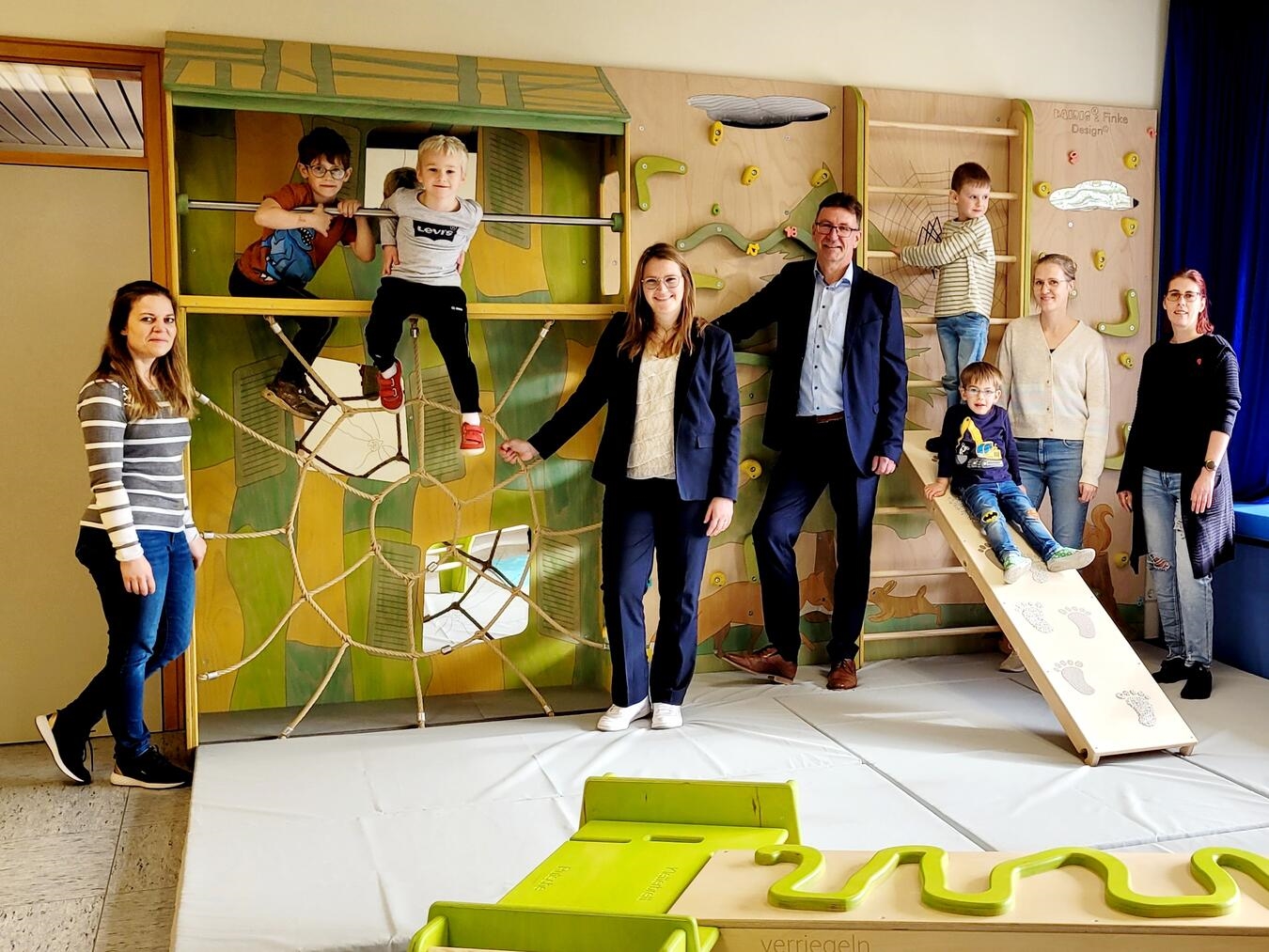 Kinder an der Kletterwand im Marienkindergarten in Aldekerk