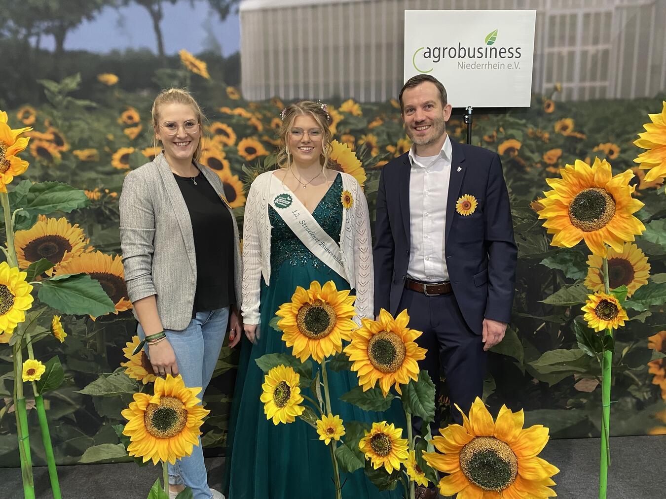 Christina Schmitz (Stadt Straelen), Blumenmädchen Tanja Nellessen und Bürgermeister Bernd Kuse in Berlin.Foto: Stadt Straelen