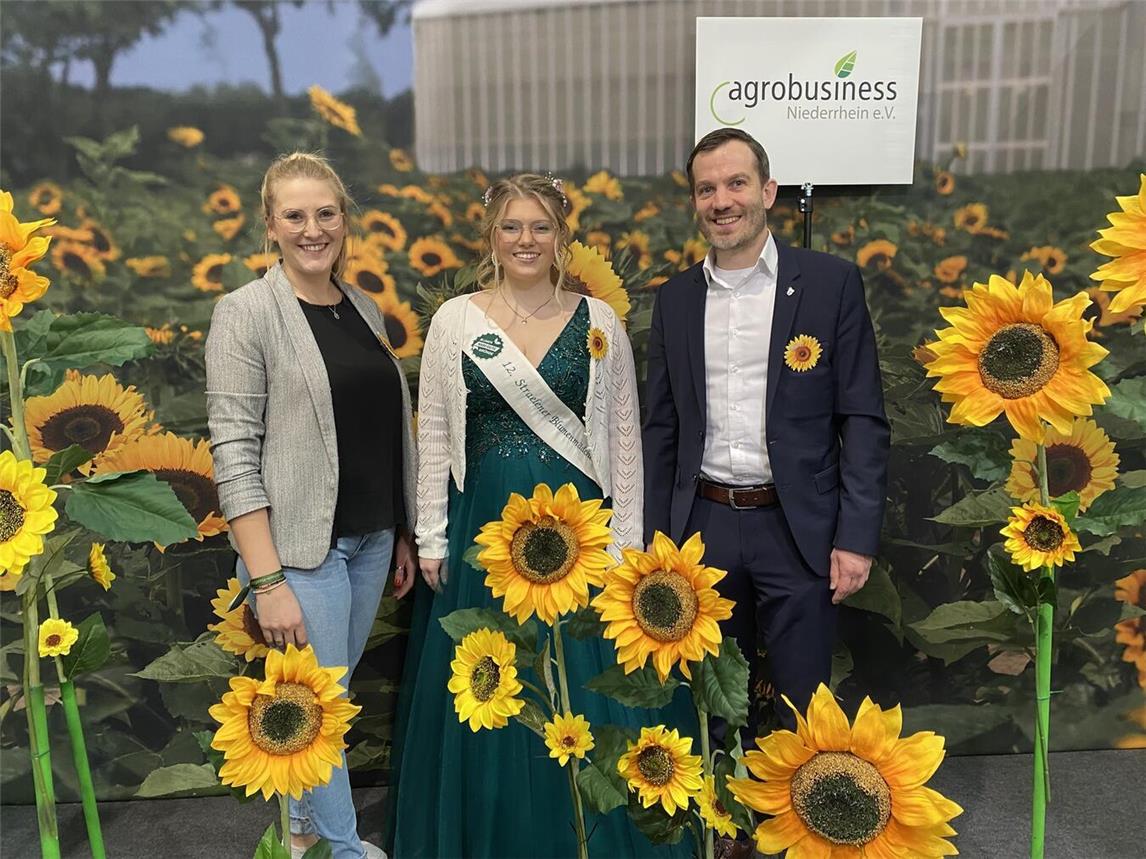Christina Schmitz (Stadt Straelen), Blumenmädchen Tanja Nellessen und Bürgermeister Bernd Kuse in Berlin.Foto: Stadt Straelen