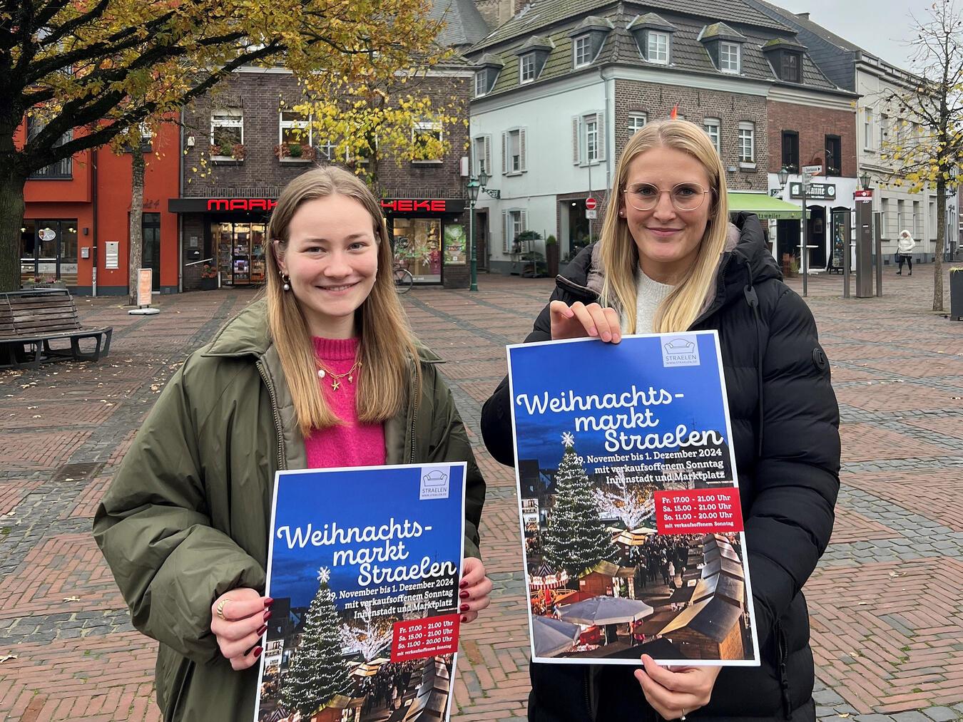 Christina Schmitz vom Straelener Stadtmarketing (r.) und Mara Gerritzma, Auszubildende der Stadt Straelen, laden zum Straelener Weihnachtsmarkt 2024 ein. NN-Foto: Andrea Kempkens