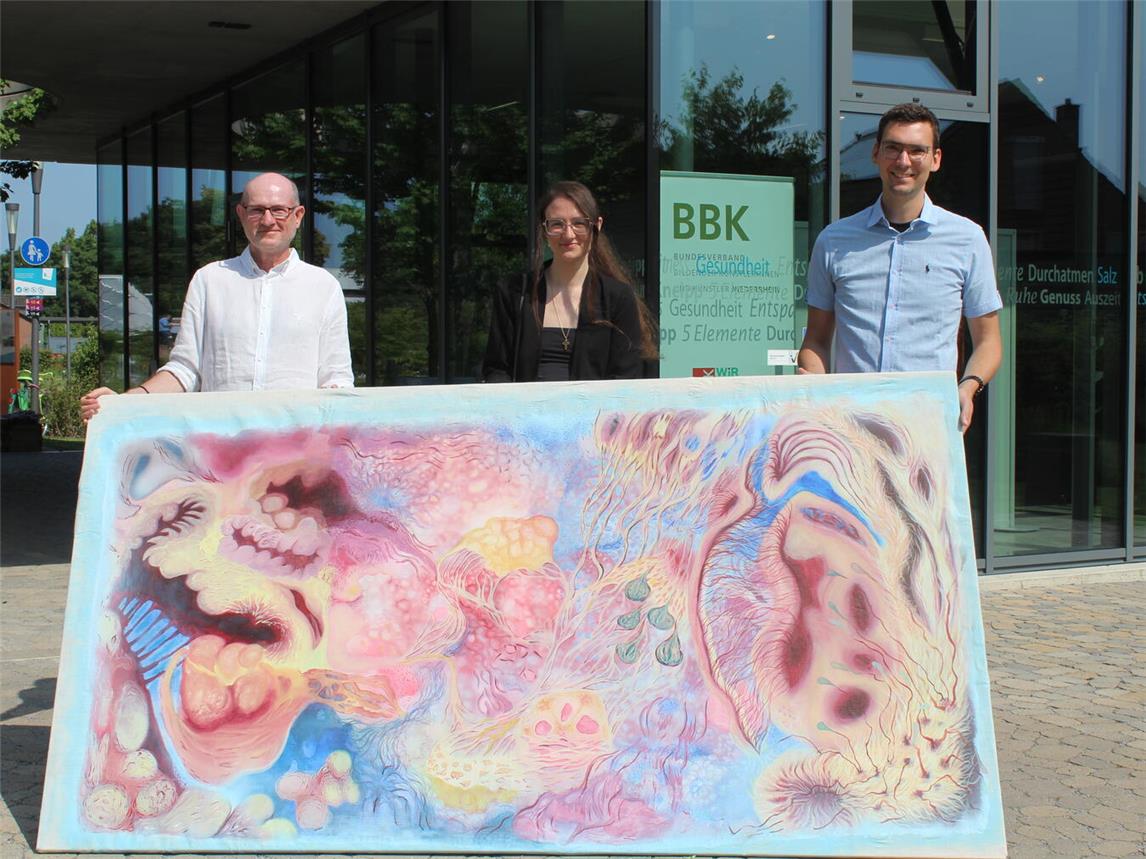 Christina Stavrou, Paul Wans (l.) und Hendrik Goertz (Fachbereich Kultur der Stadt Kevelaer) laden zur Eröffnung von „Kunst natürlich!“ ein. NN-Foto: Thomas Langer