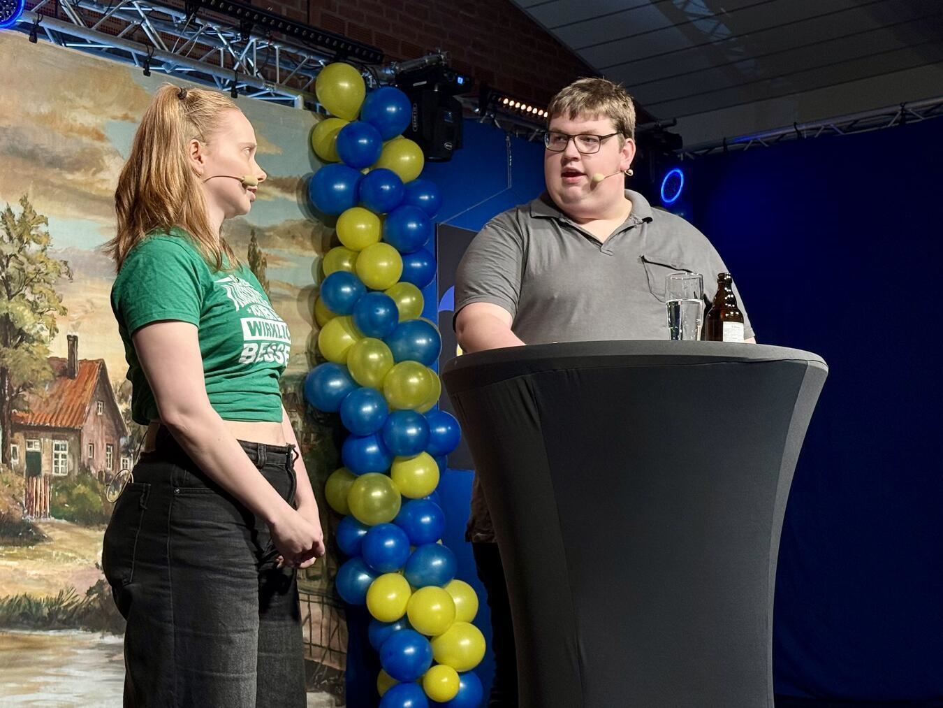 Christina Strähnz und Simon Döhmen waren als „Rotzwita“ und „Matzel“ wieder die „Klugscheißer“. NN-Foto: Sabrina Peters