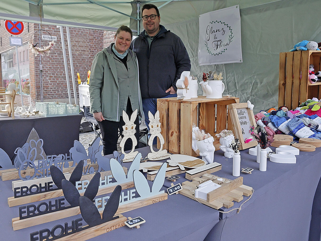 "Christina und Jürgen Bülk mit Frühlings- und Osterdekoration am Messestand"