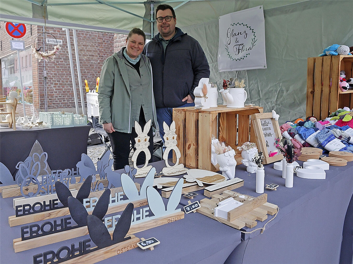 "Christina und Jürgen Bülk mit Frühlings- und Osterdekoration am Messestand"
