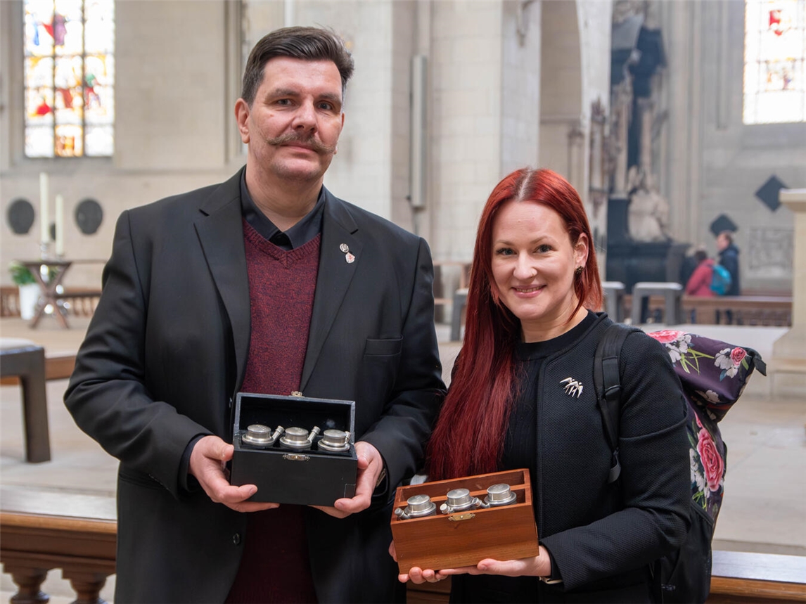 Christina und Marcel Großbongardt empfangen Öl für Pastoralen Raum Emmerich-Rees.