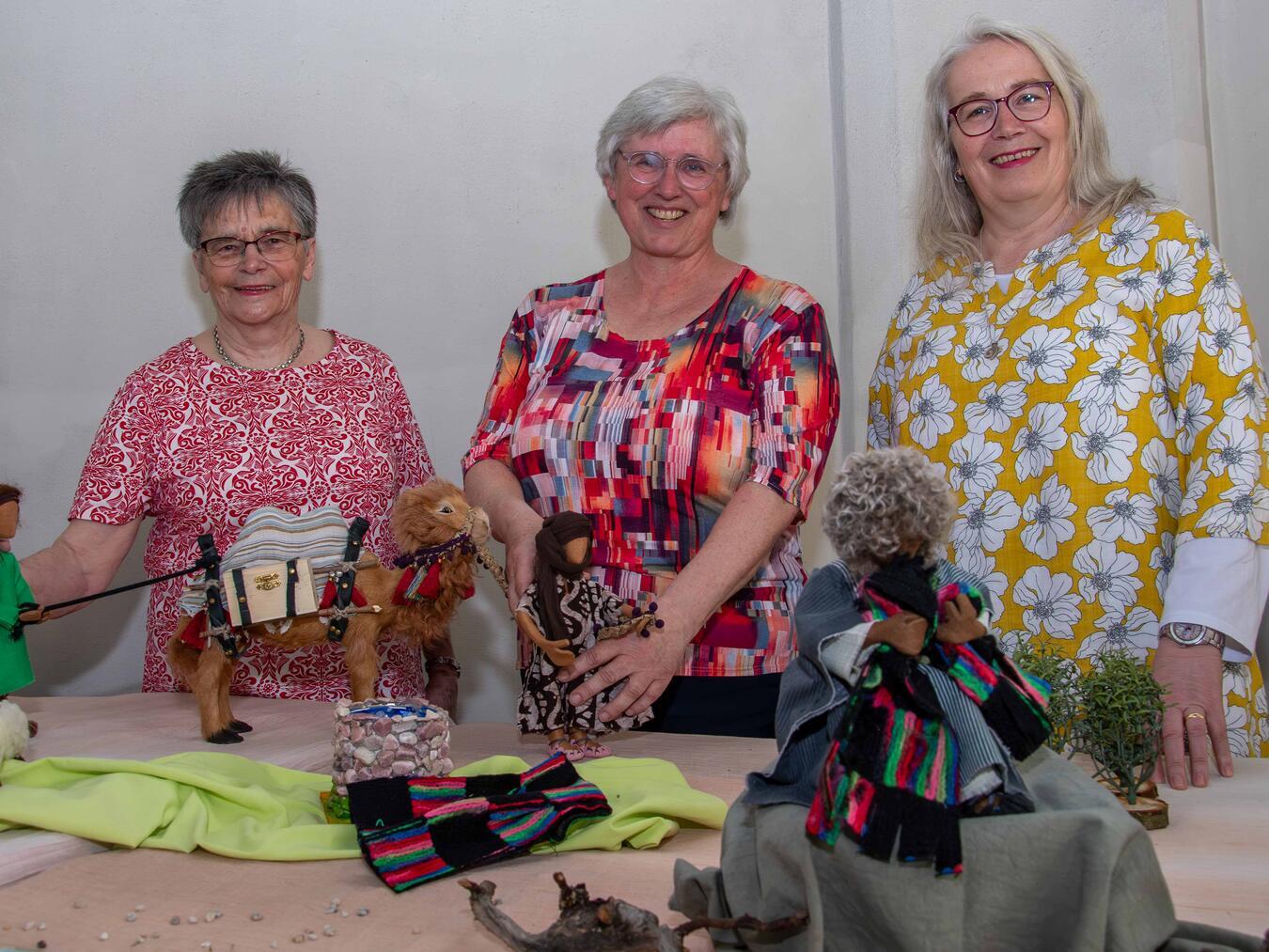 Christine Broekmanns, Bärbel Quinders und Monika Eyll-Naton freuen sich über das große Interesse an der biblischen Landschaft, in der die Figuren in diesem Jahr die Geschichte von Josef erzählen. Foto: Bischöfliche Pressestelle/Christian Breuer