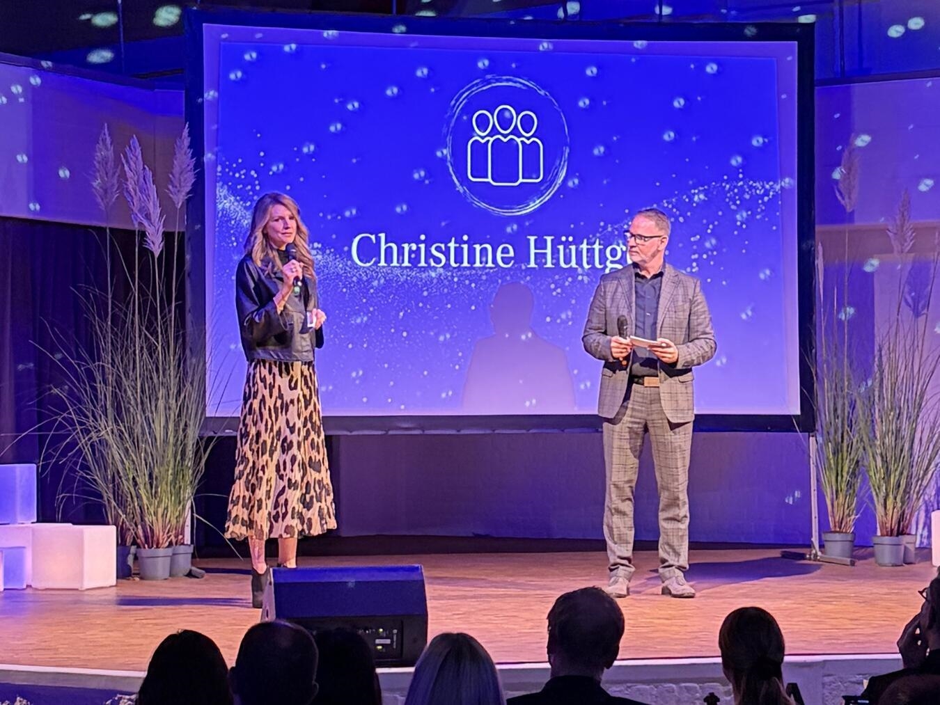 "Christine Hüttges mit Miteinanderpreis-Auszeichnung, lächelnd bei feierlicher Preisverleihung"