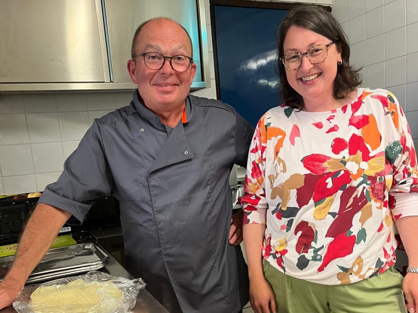 Ameland-Ferienlager in Rees: Warum die Tradition trotz steigender Kosten weiterlebt "Christine Pohl mit Küchenchef Ernst-August Voß in Restaurantküche, kulinarische Zusammenarbeit"