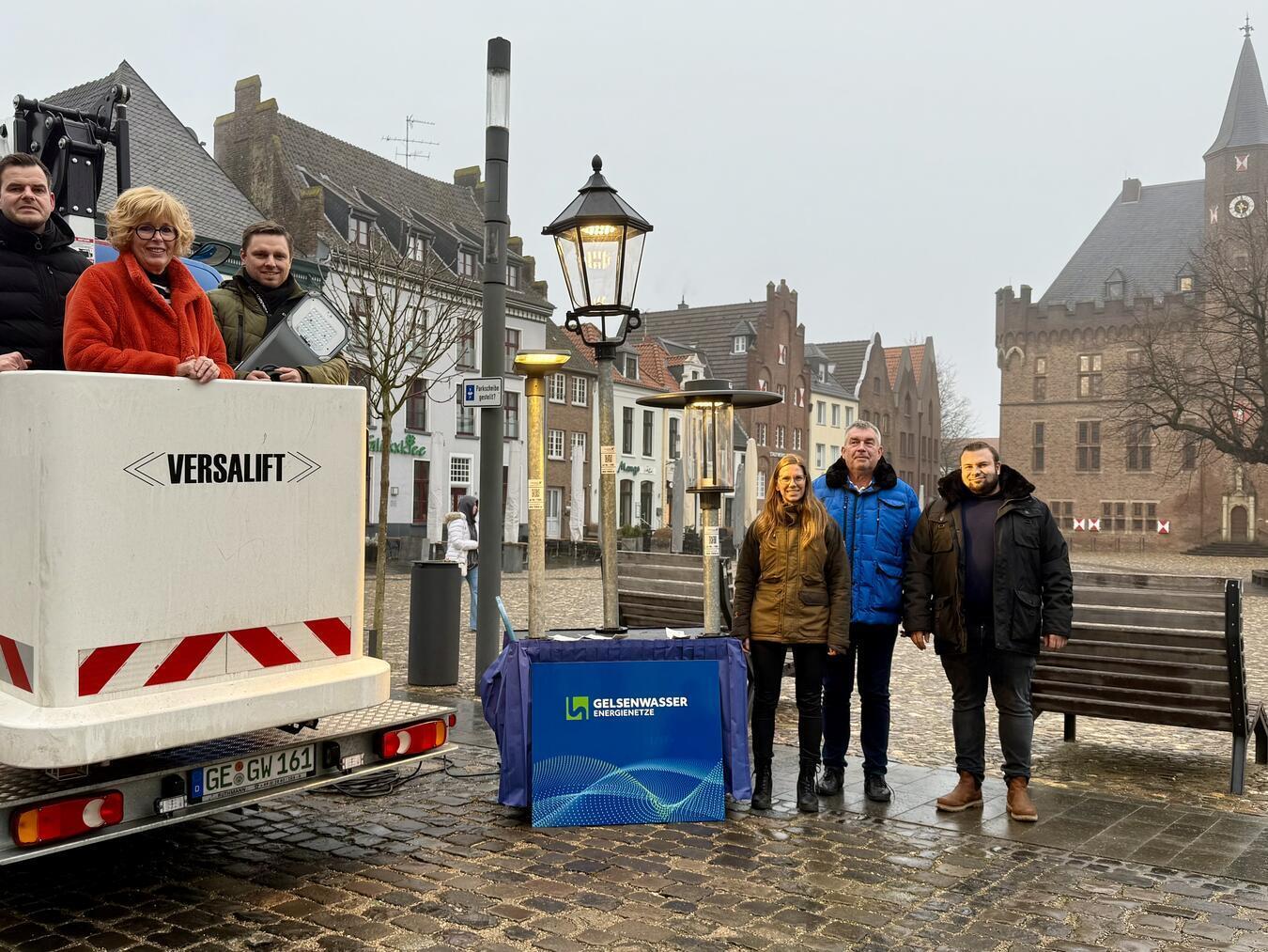 Christoph Dames (Stadt Kalkar), Bürgermeisterin Britta Schulz, Tobias Homp (Gelsenwasser), Klimaschutzmanagerin Sabrina Meisen, Klaus Reumer (Stadtwerke Kalkar) und Denis Heinz (Gelsenwasser; v.l.) präsentieren die drei Typen an Straßenlaternen, die im Kalkarer Stadtgebiet zum Einsatz kommen werden. NN-Foto: SP