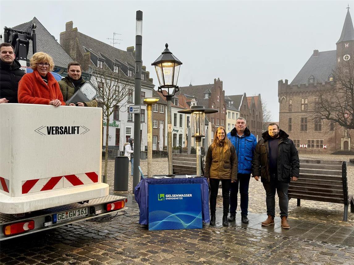 Christoph Dames (Stadt Kalkar), Bürgermeisterin Britta Schulz, Tobias Homp (Gelsenwasser), Klimaschutzmanagerin Sabrina Meisen, Klaus Reumer (Stadtwerke Kalkar) und Denis Heinz (Gelsenwasser; v.l.) präsentieren die drei Typen an Straßenlaternen, die im Kalkarer Stadtgebiet zum Einsatz kommen werden. NN-Foto: SP