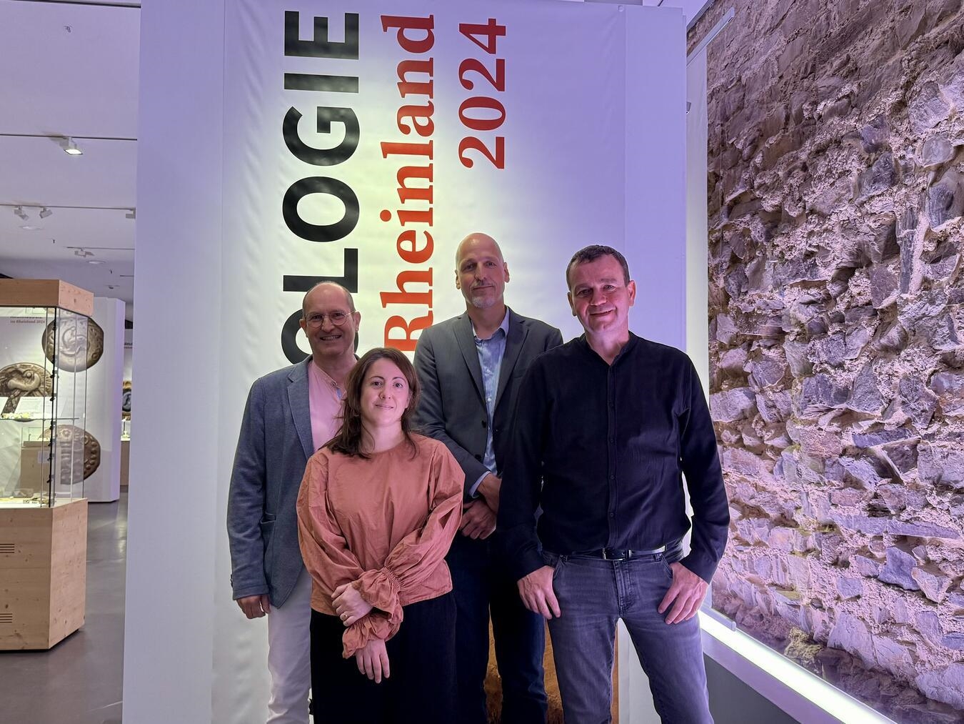 Christoph Eger, Maria D‘Onza (beide Römermuseum), Gregor Wagner (Bodendenkmalpflege Stadt Köln) und Erich Claßen (Bodendenkmalpflege im Rheinland; v.l.) geben Einblicke in die neue Sonderausstellung „Archäologie im Rheinland 2024“ im Römermuseum Xanten. NN-Foto: SP
