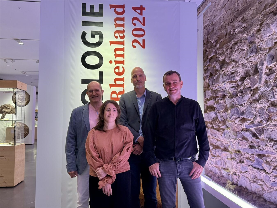Christoph Eger, Maria D‘Onza (beide Römermuseum), Gregor Wagner (Bodendenkmalpflege Stadt Köln) und Erich Claßen (Bodendenkmalpflege im Rheinland; v.l.) geben Einblicke in die neue Sonderausstellung „Archäologie im Rheinland 2024“ im Römermuseum Xanten. NN-Foto: SP