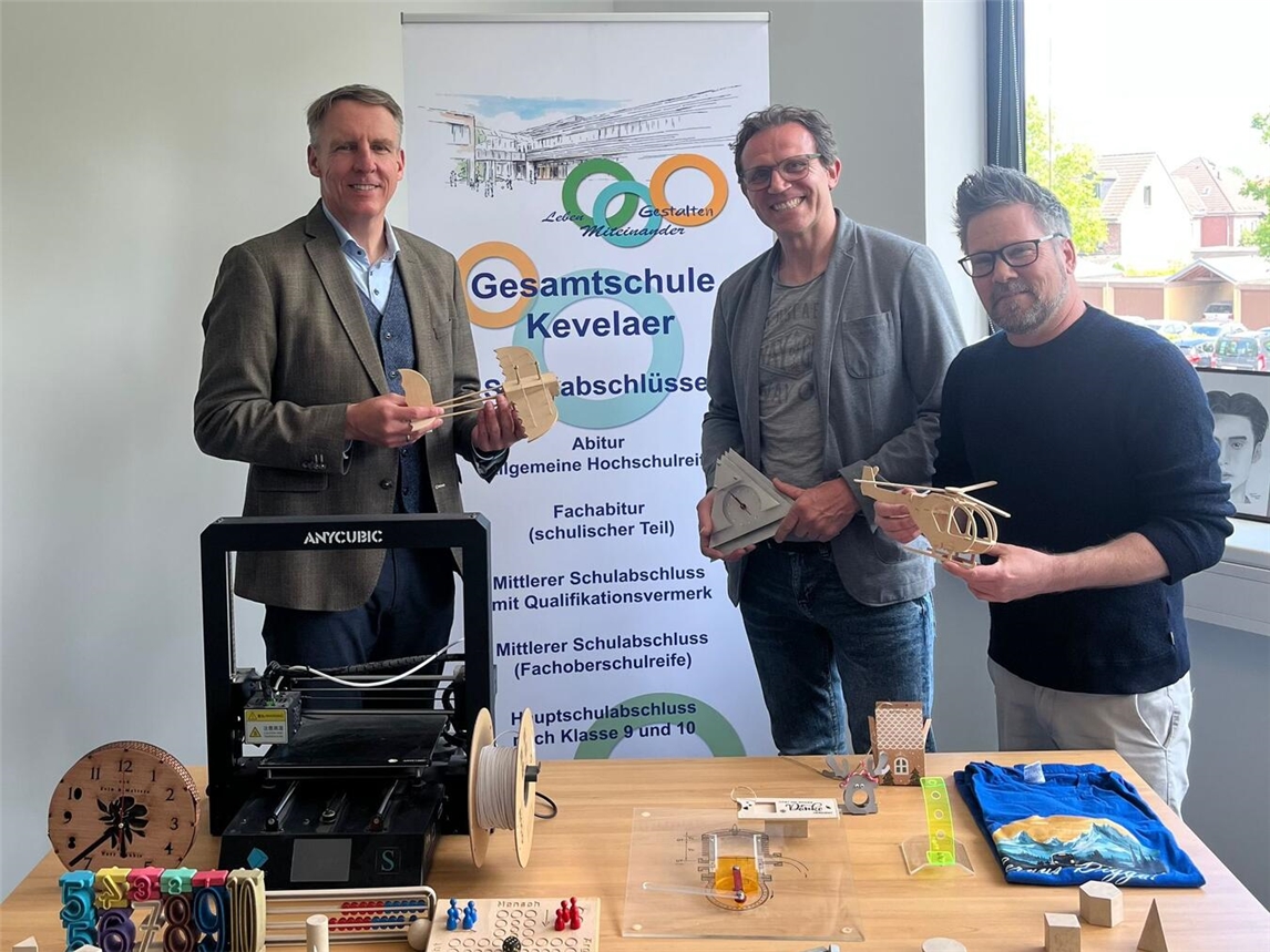 Christoph Feldmann, Frank Maubach und Thorsten Stern (v.l.n.r.) hoffen auf viele Partner für den Makerspace. Foto: Wallfahrtsstadt Kevelaer