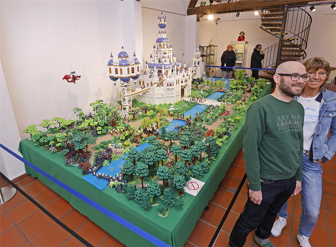 Christoph Huschka und Ute Timmerkamp präsentieren bei der Ausstellungseröffnung ihre beeindruckende Miniaturlandschaft. NN-Foto: Theo Leie