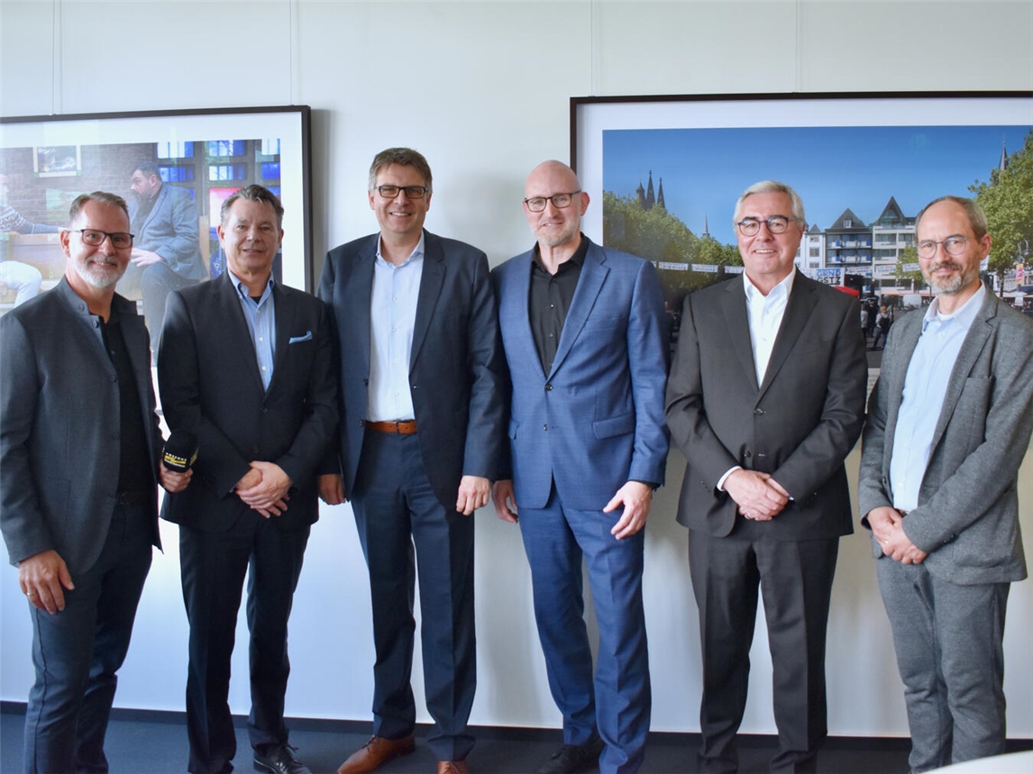 "Gruppenfoto von Experten bei der Demokratie Niederrhein-Konferenz, darunter Christoph Kepser und Professor Dr. Oliver Locker-Grütjen."