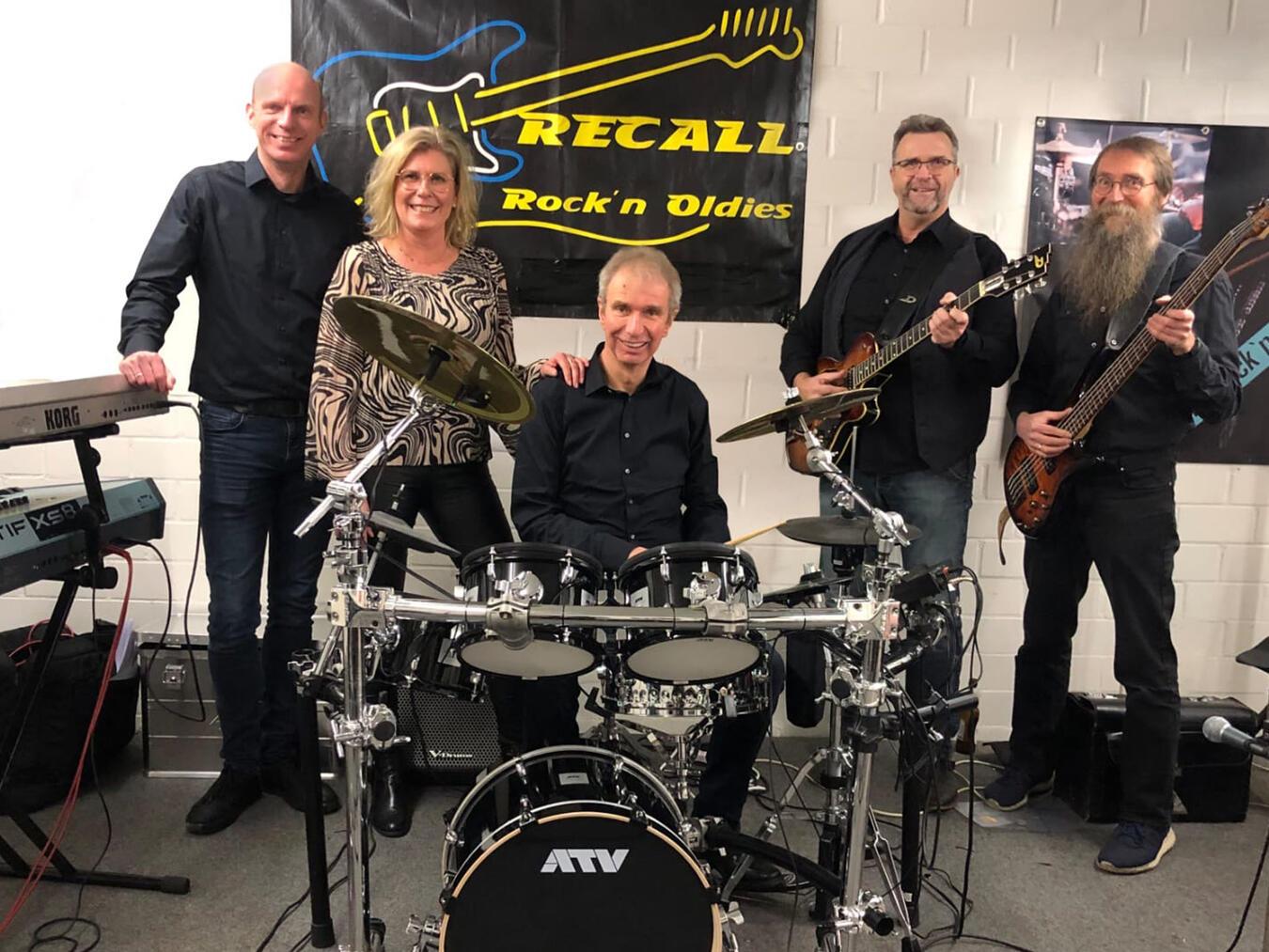 Christoph Krott und seine Band „Recall“ spielen internationale Evergreens, die auch zum Mitsingen einladen. Foto: Holger Nellesen