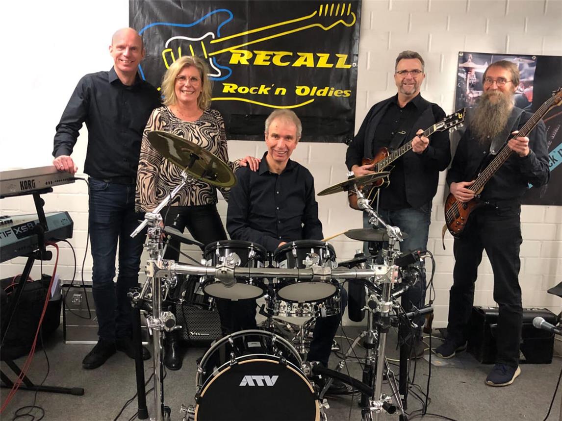 Christoph Krott und seine Band „Recall“ spielen internationale Evergreens, die auch zum Mitsingen einladen. Foto: Holger Nellesen