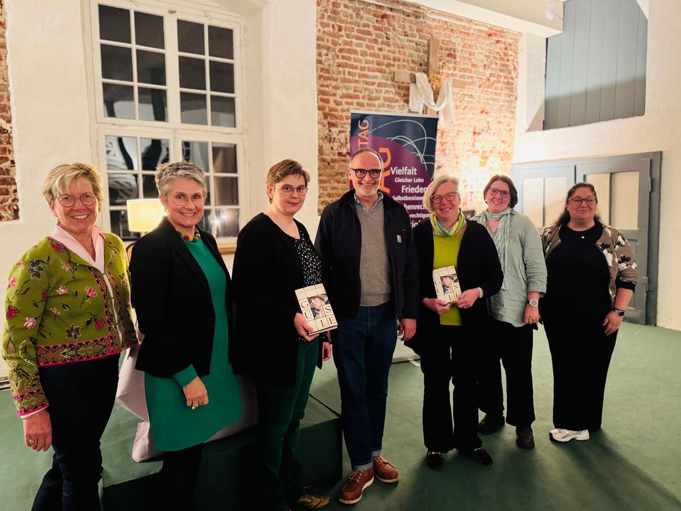 Christoph Wortberg mit den Netzwerk-Unterstützerinnen der Veranstaltung zum Frauentag (v.l.): Silke Imig-Gerold (Schloss Kalbeck), Judith Busch (Schloss Wissen), Nicola Roth (Gemeinde Weeze), Stefanie Krettek (Diakonie), Daniela Franken (Teunesen Sand und Kies) und Mehtap Grandt (Gemeinde Weeze). Foto: privat