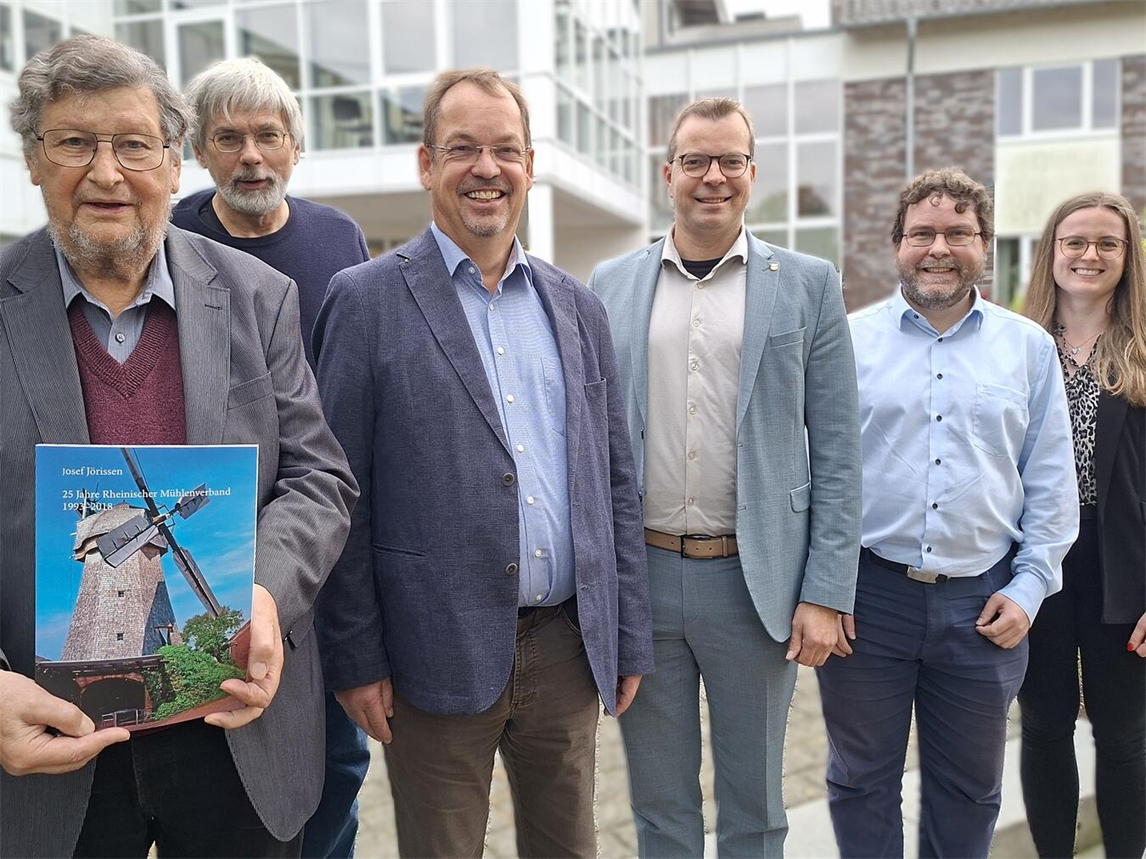 Buchvorstellung in Bedburg-Hau: Chronik-Autor Josef Jörissen mit lokalen Persönlichkeiten und Vertretern von Geschichtsverein und Sparkasse.